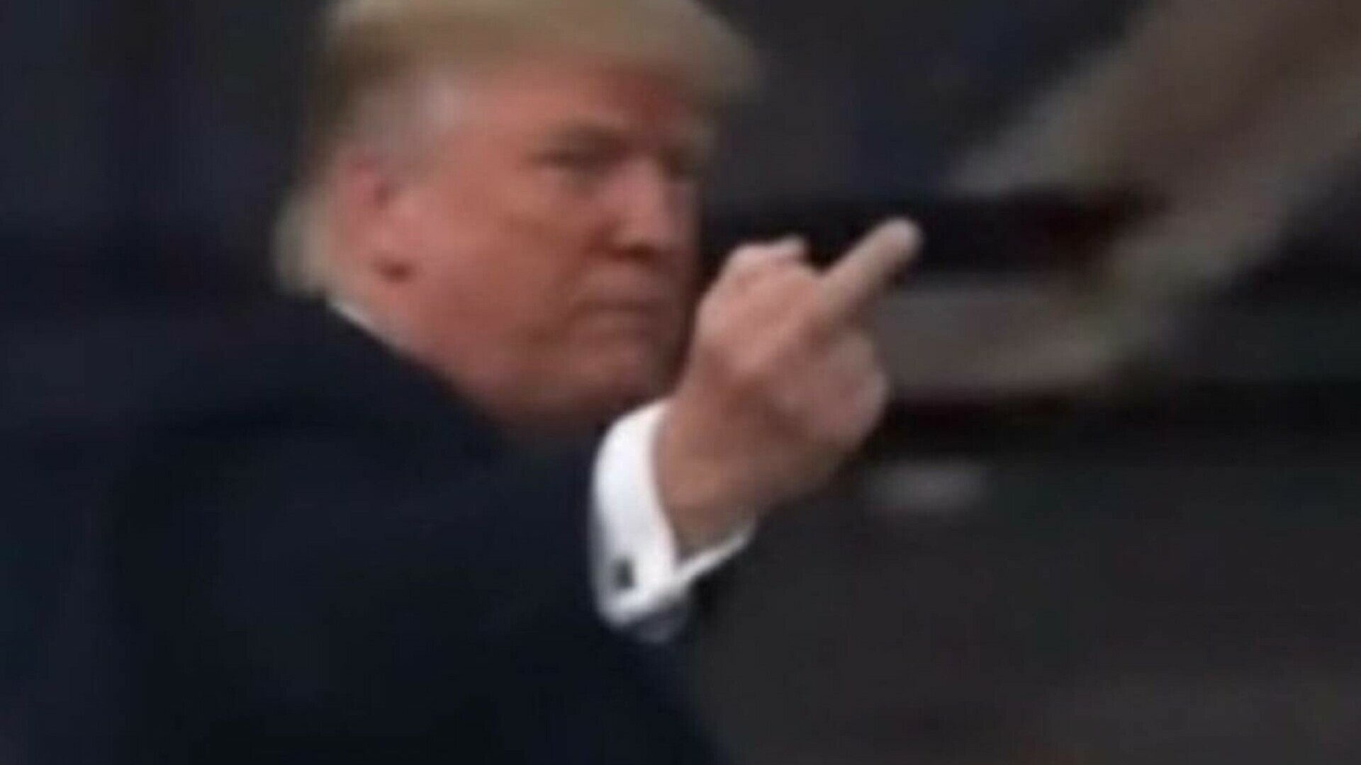 Trump i-a arătat degetul mijlociu unui protestatar. Reacția e „adecvată” provocării, susține Casa Albă