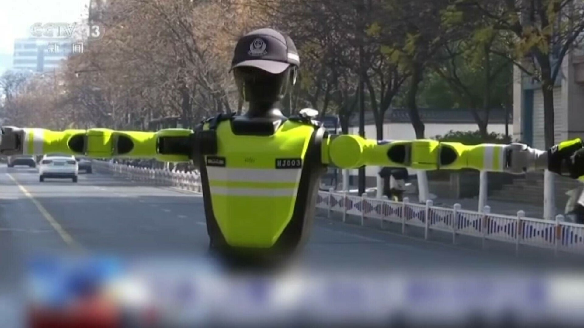 Roboți de aproape doi metri, în locul agenților din trafic: China experimentează poliția rutieră cu „inteligență artificială”