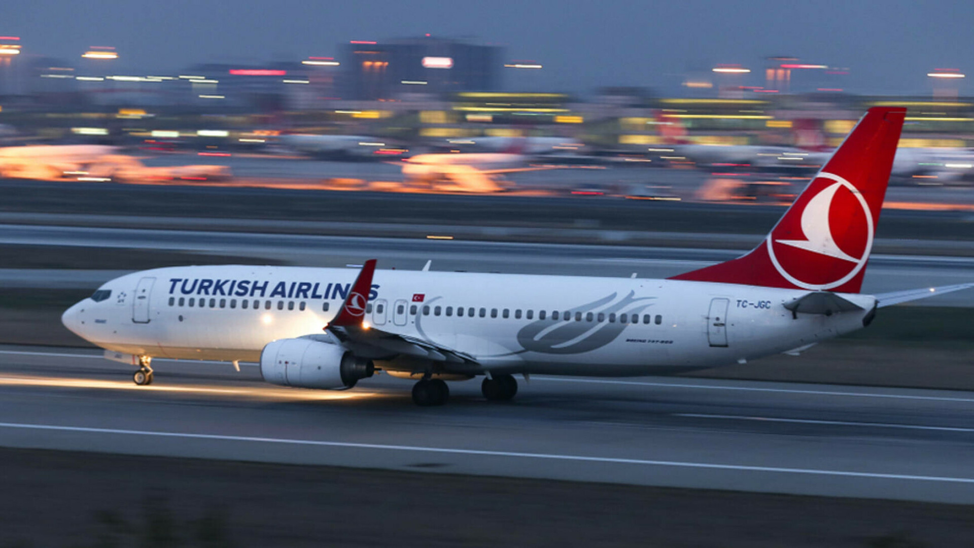 Un avion a aterizat de urgență în Spania după o amenințare cu bombă. Pasagerii și membrii echipajului, evacuați în siguranță