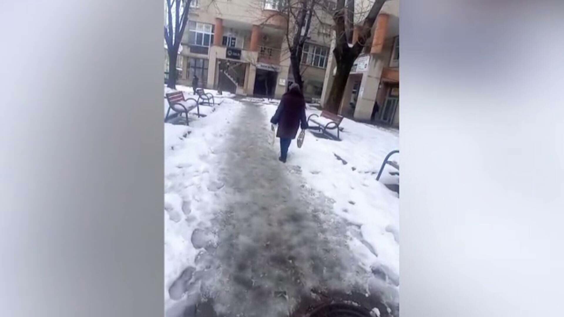 O femeie din Caransebeș a fost lovită în cap cu un țurțur. Victima s-a ales cu 15 copci