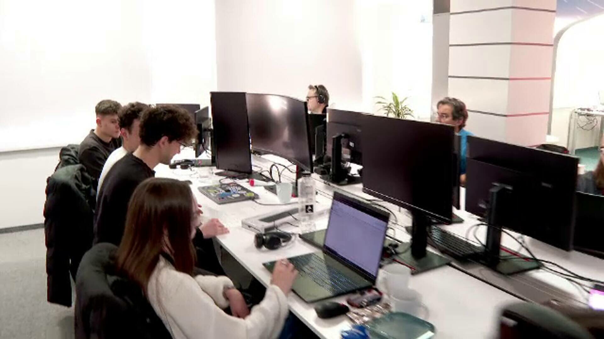 Unu din patru angajați români susține că e epuizat la locul de muncă. Principalii factori care îi duc în prag de burnout