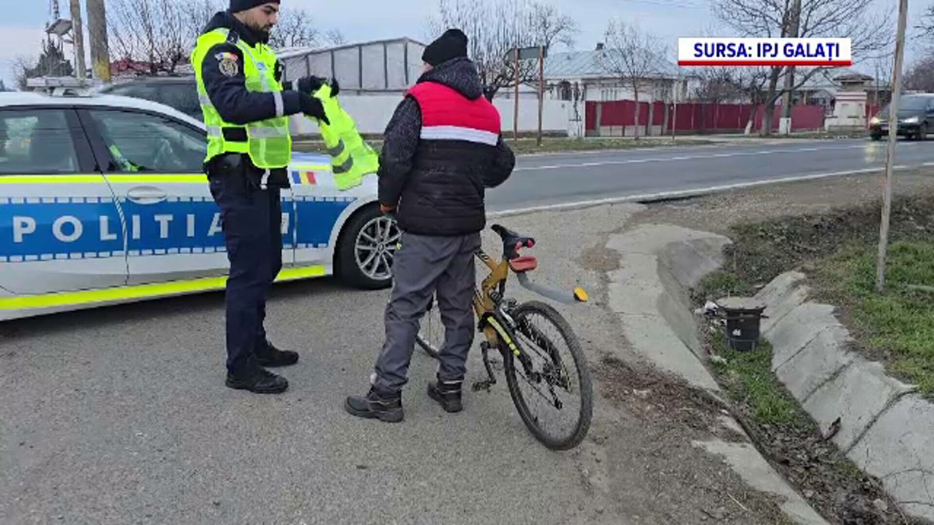 Acțiune inedită în Galați. Polițiștii au împărțit veste reflectorizante bicicliștilor și căruțașilor