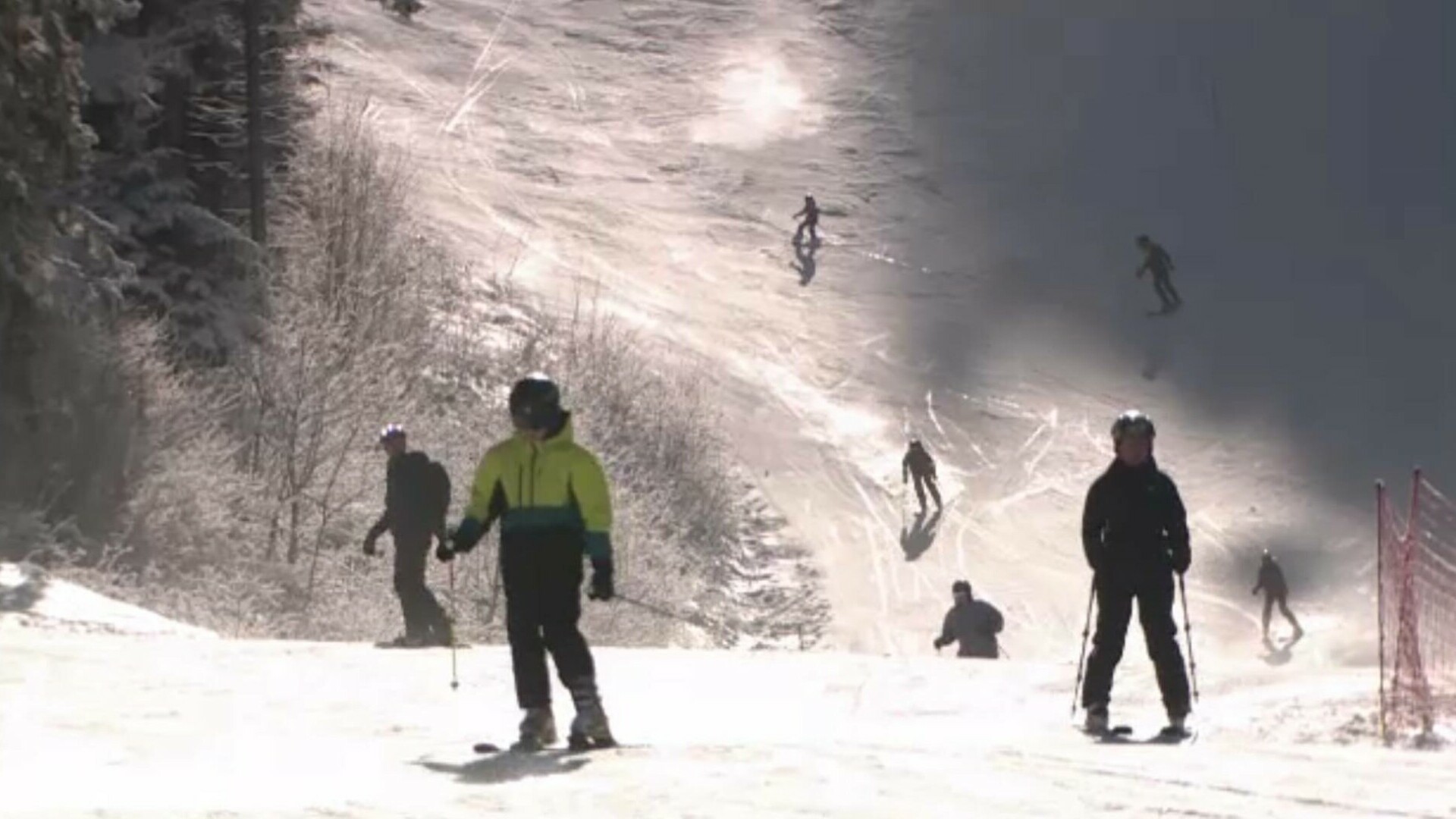 Zi perfectă la munte. S-au deschis pârtiile de schi din Poiana Brașov și Bușteni: ”Stratul de zăpadă, aproximativ 40 cm”