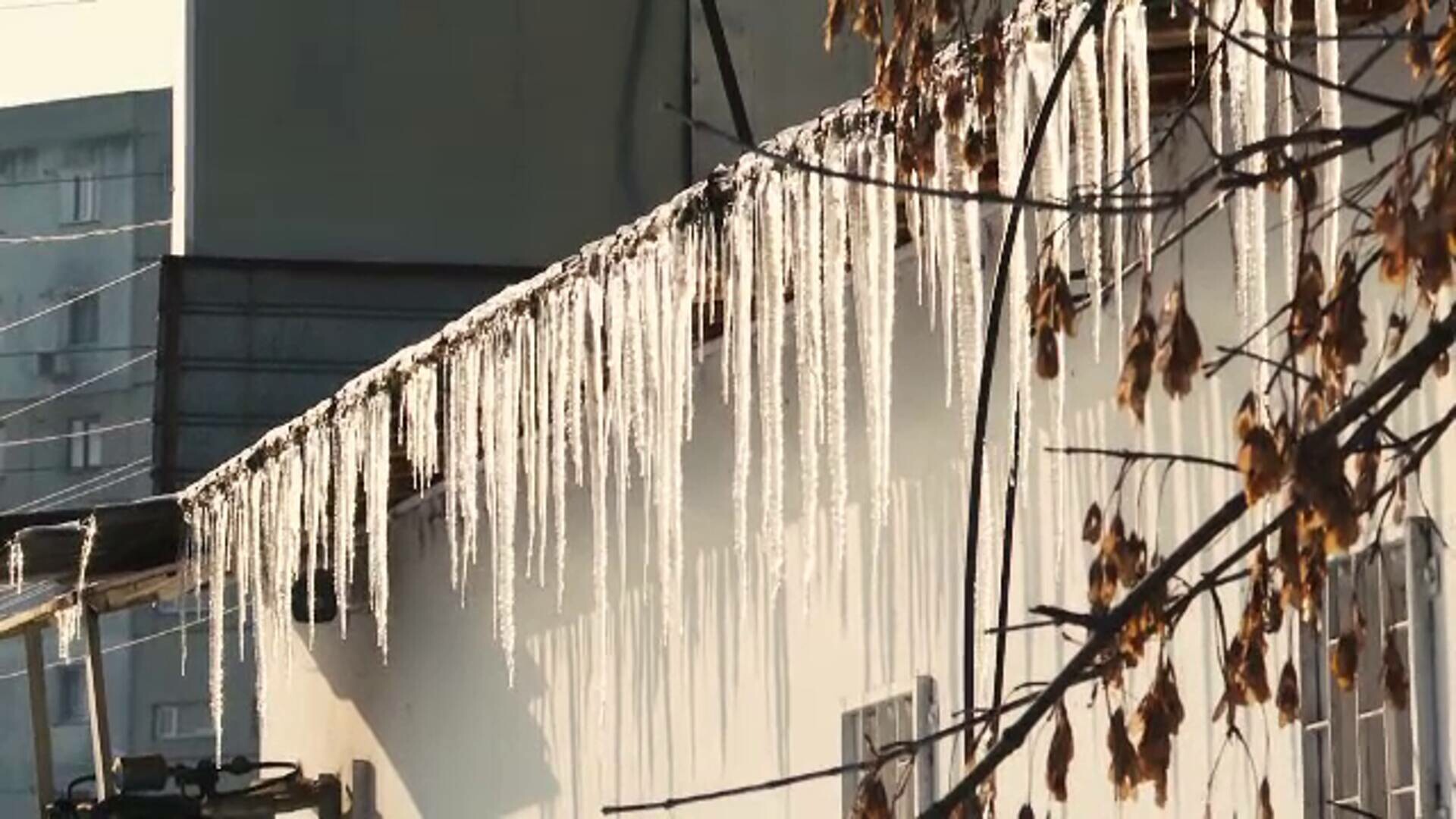 Pericol pe șosele, din cauza gerului extrem. O șoferiță a scăpat la limită după ce o bucată de gheață i-a spart parbrizul