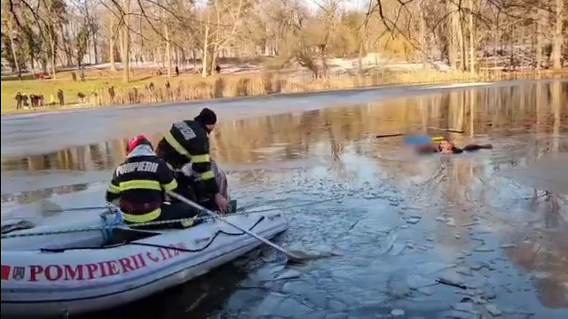 O fetiță de 5 ani, salvată dintr-un lac înghețat din Craiova. Un cetățean nepalez a sărit în apă și a ținut-o la suprafață