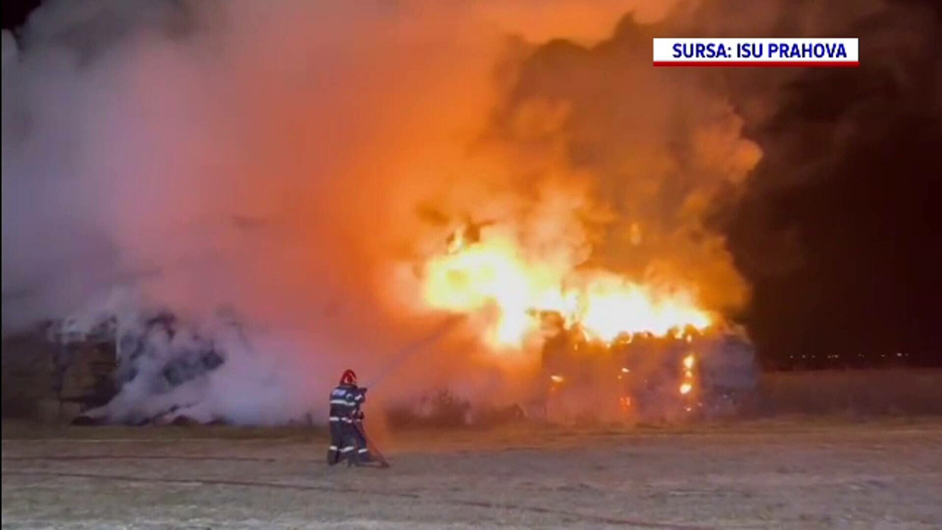 Foc pus intenționat la o fermă din Prahova. Pompierii s-au luptat 14 ore cu flăcările