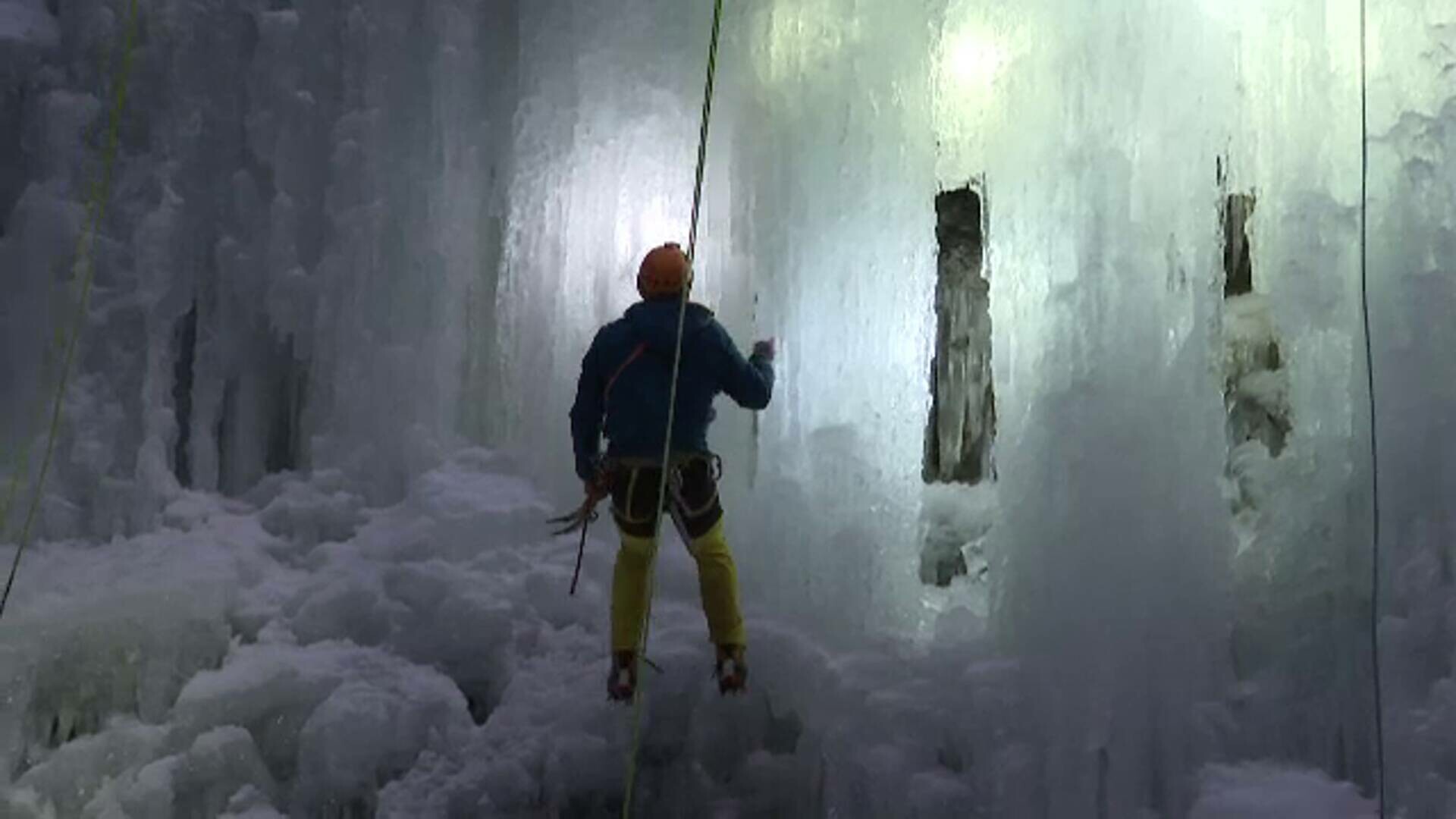 Atracția de pe Valea Jiului care i-a surprins pe turiști. Pasionații de cățărări au transformat vizita într-un spectacol