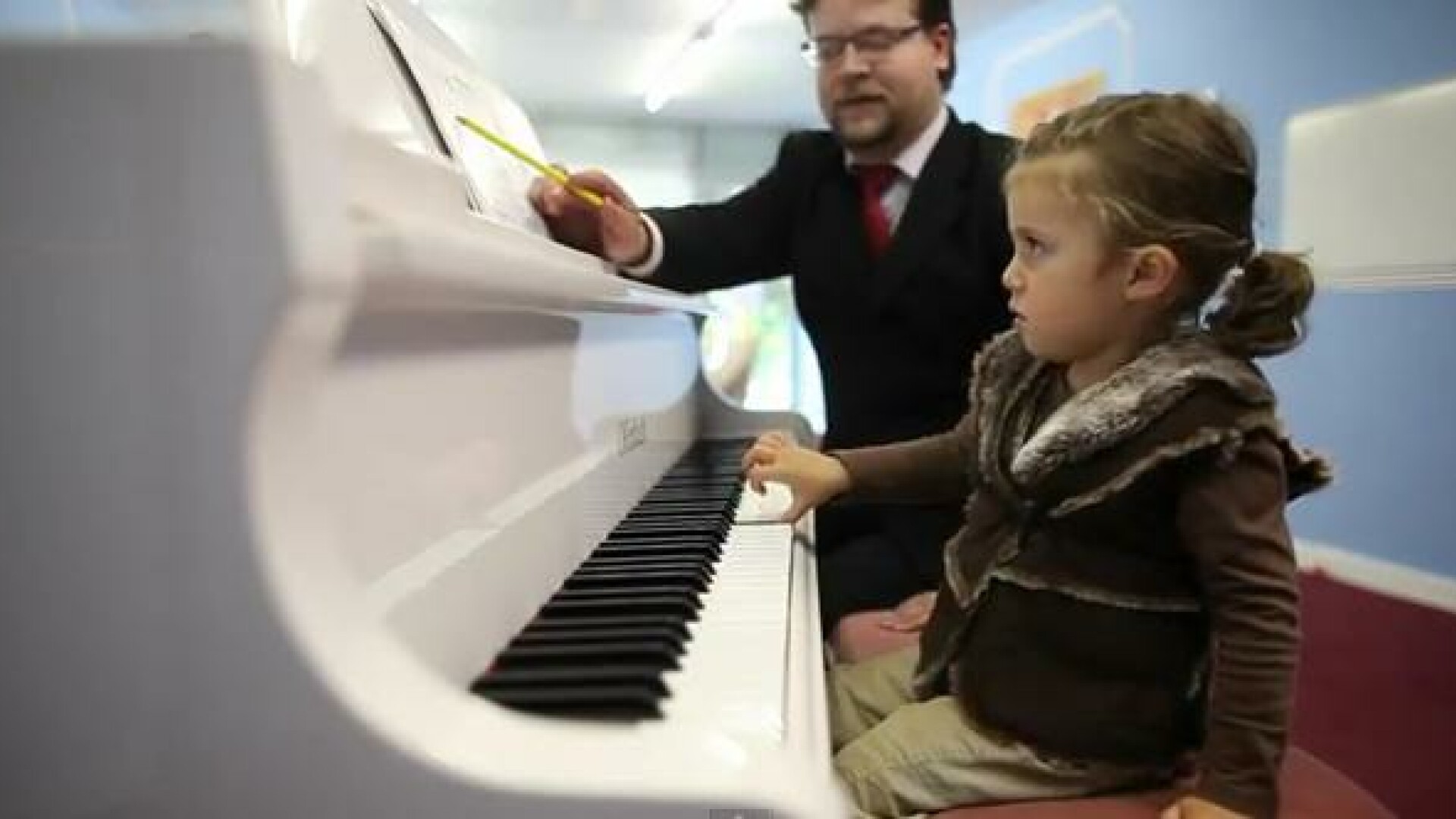 Lavinia Ramirez, fetita de 2 ani canta la pian