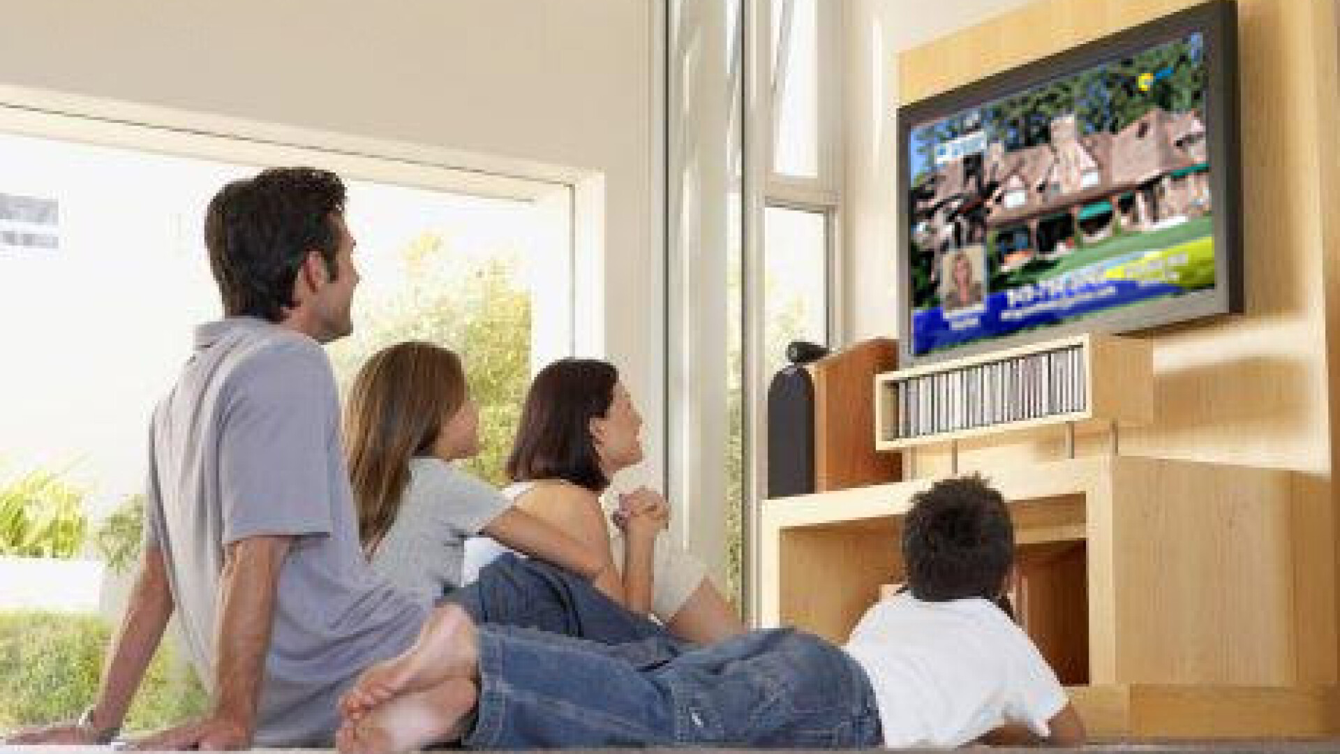 oameni se uita la televizor