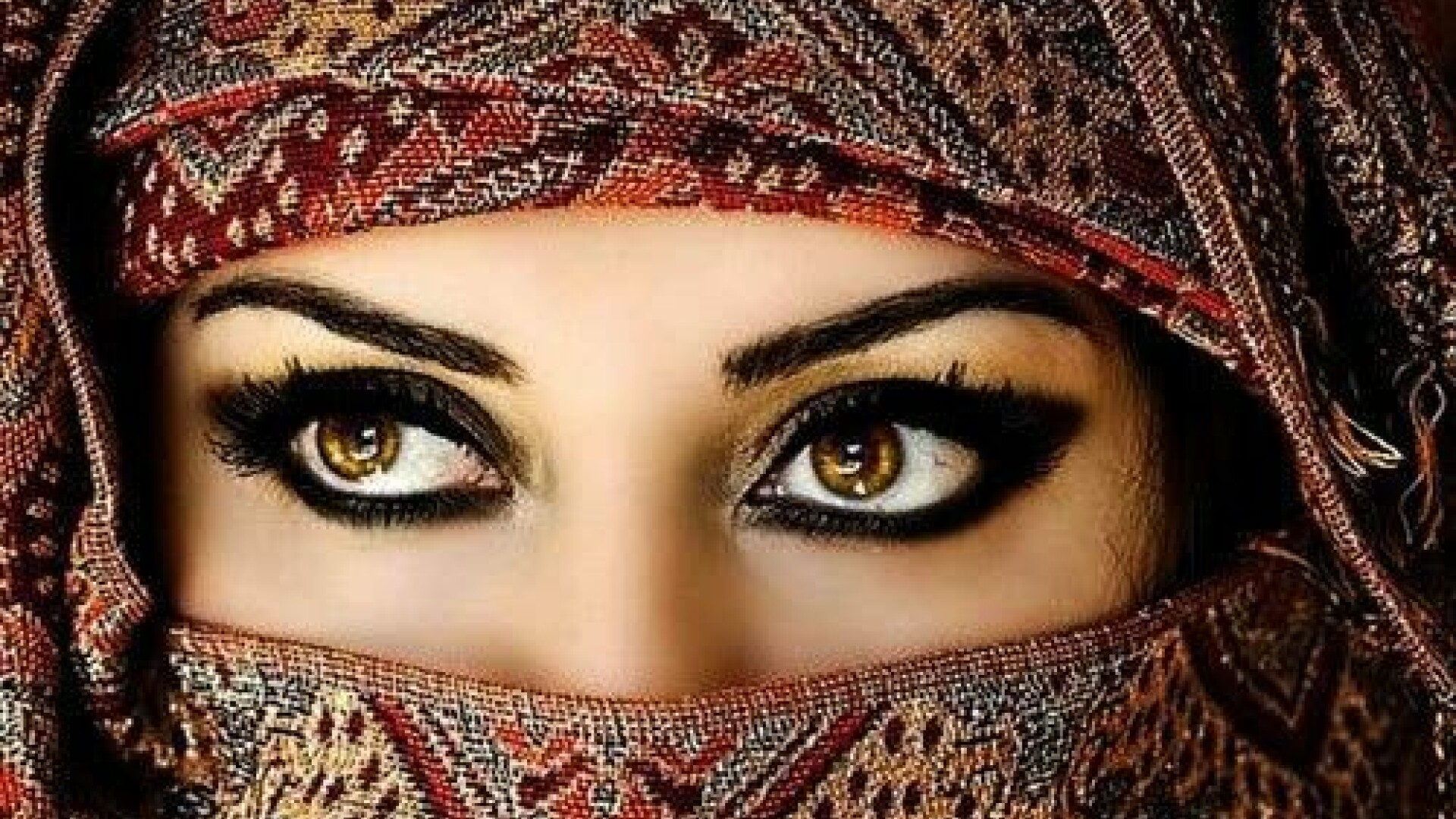 femeie araba, cu val