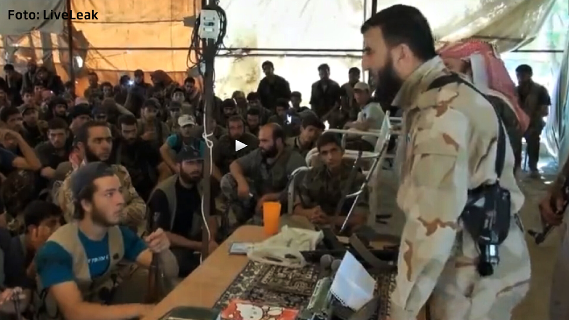 lider rebel sirian cu un caiet cu Hello Kitty