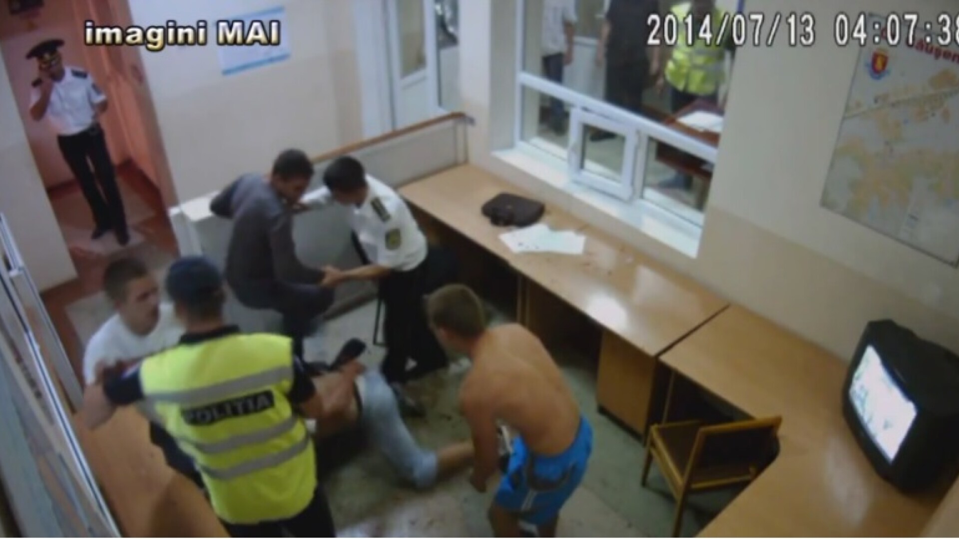 Bataie in sectia de politie, intre 4 tineri ametiti de alcool. Unul dintre ei sparge un geam cu capul. VIDEO