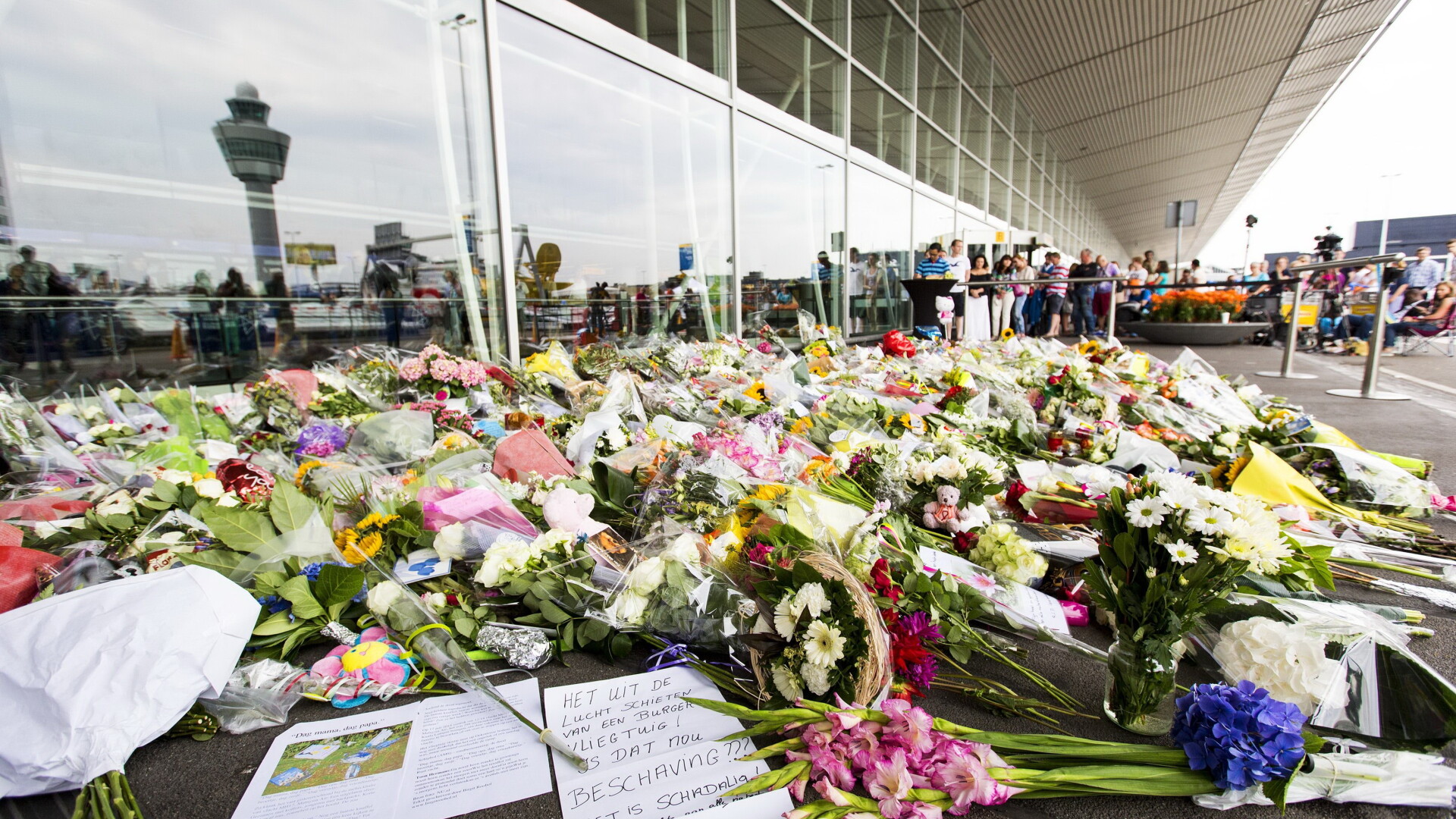 Flori in Olanda pentru victimele cursei MH17 Malaysia Airlines