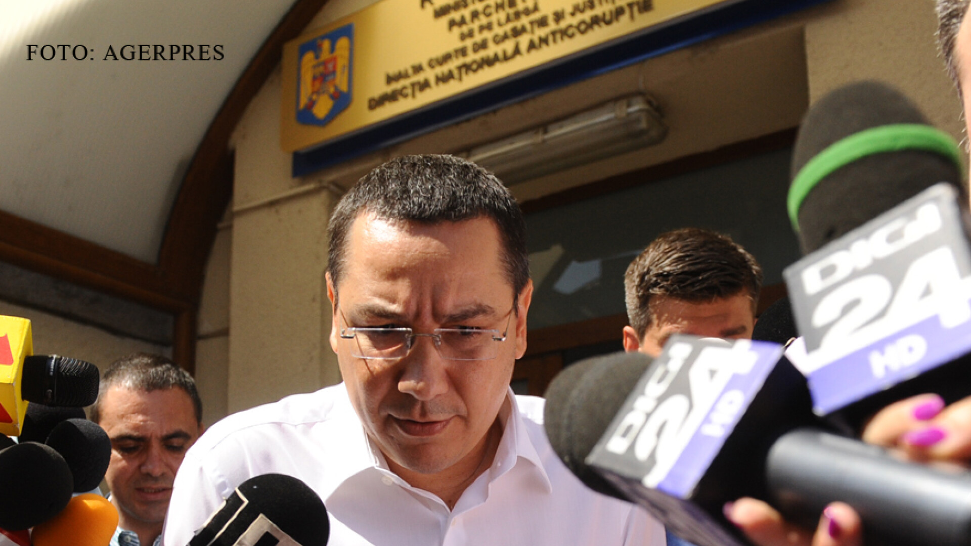 Premierul Victor Ponta pleaca de la sediul Directiei Nationale Anticoruptie, unde a fost citat de procurori pentru audieri.