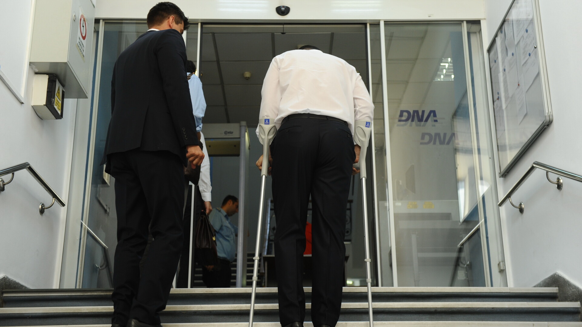 Victor Ponta in carje la sediul DNA - AGERPRES