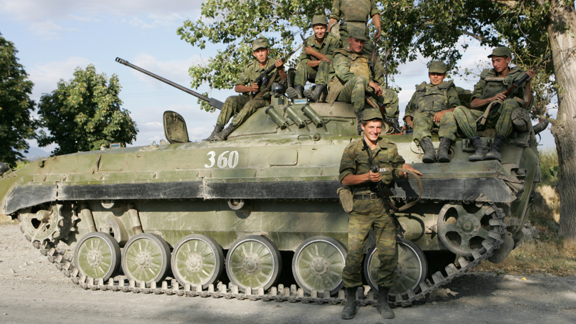 soldati rusi langa un transportor blindat in Osetia de Sud in 2008