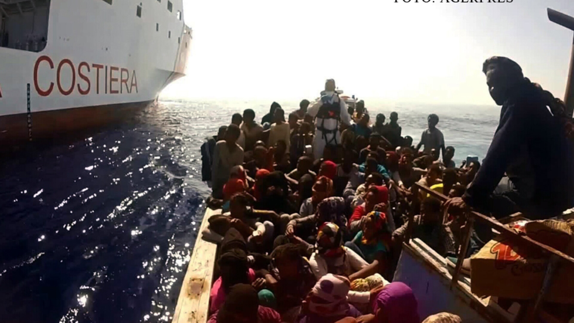 imigranti din Africa interceptati de Paza de Coasta din Italia