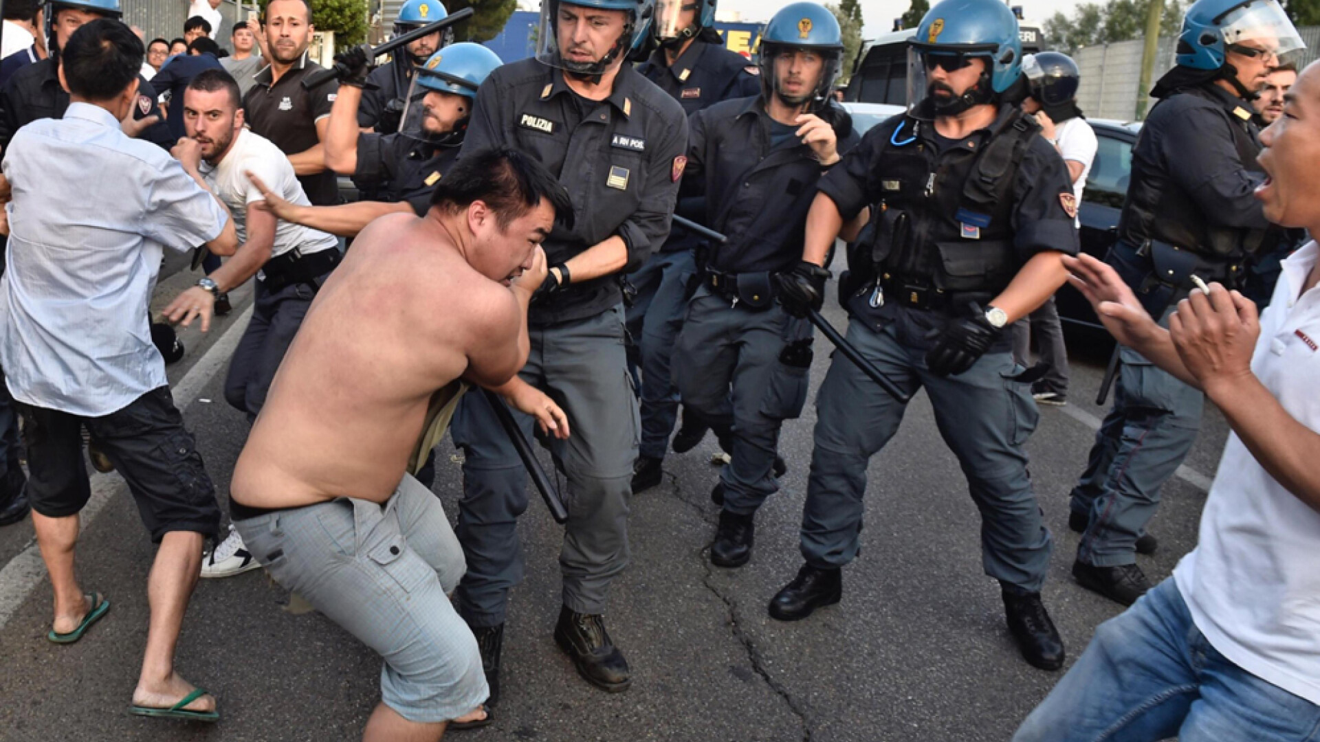 lupte intre politia italiana si chinezi in PRato