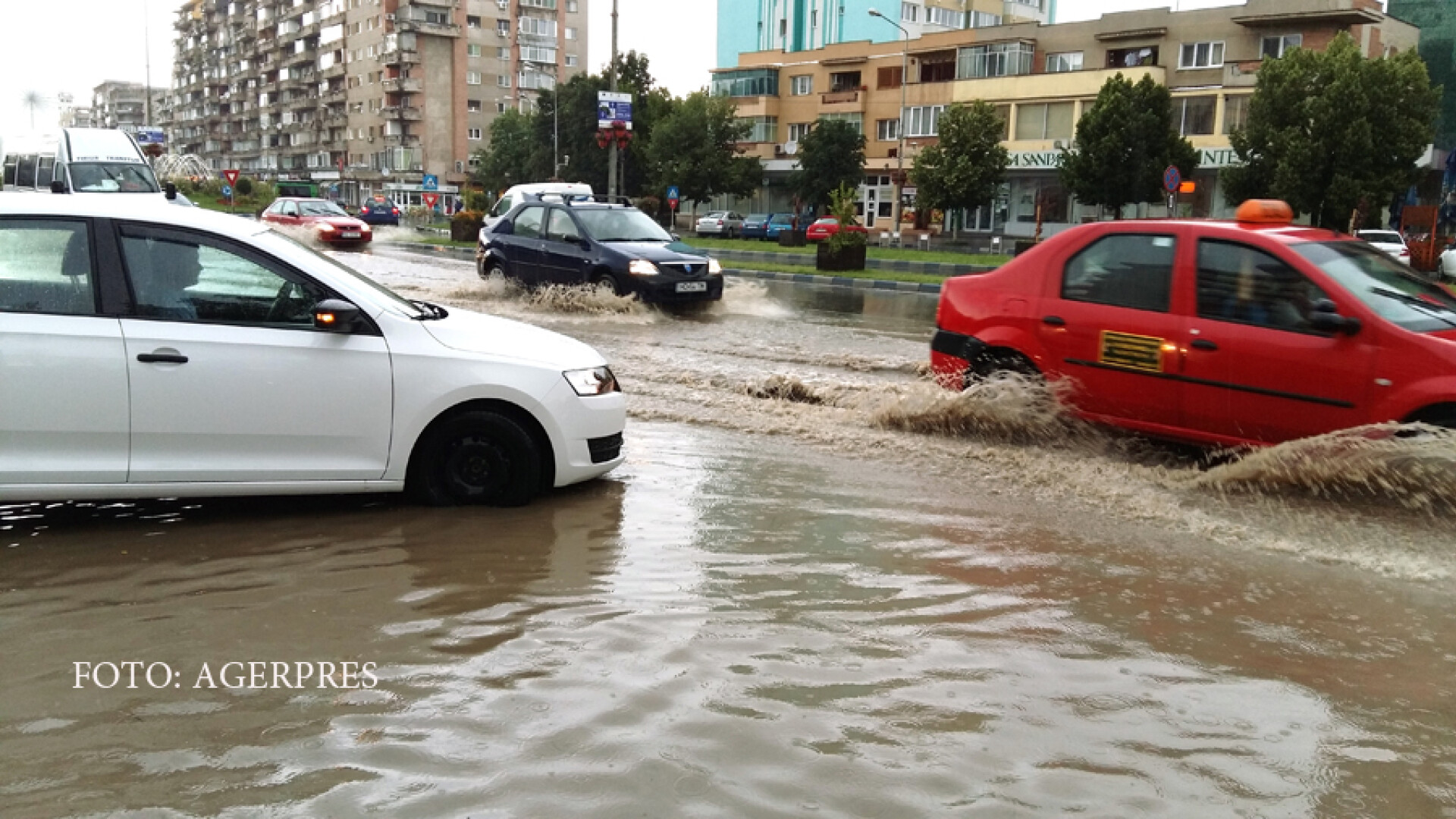 O ploaie torentiala a produs probleme in trafic dupa ce mai multe strazi au fost inundate in Deva.
