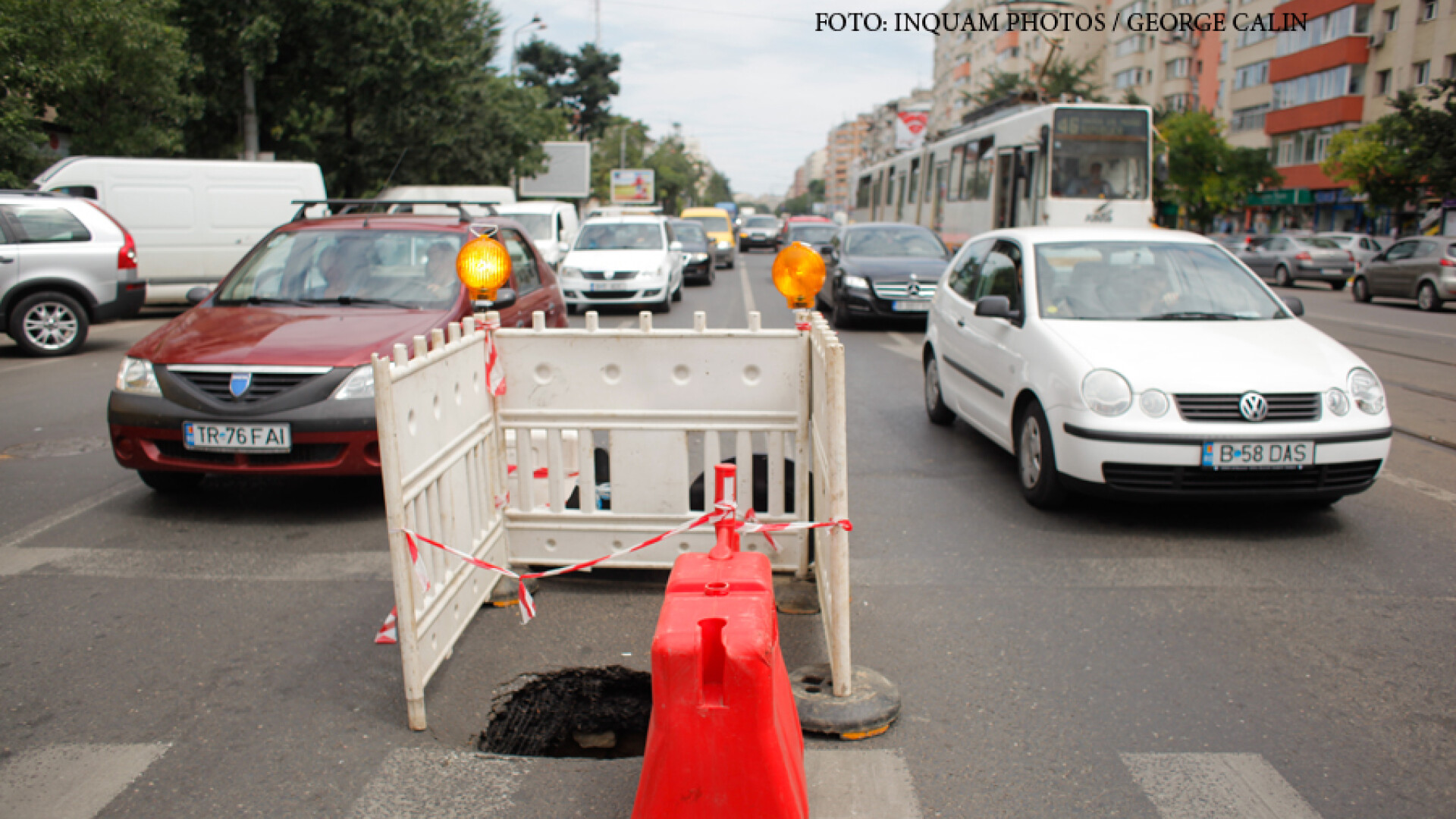 e şoseaua Ştefan cel Mare, la intersecţia cu Calea Floreasca, s-a produs o surpare in carosabil. Traficul este aglomerat şi se circulă sub dirijarea politiştilor din cadrul Brigăzii Rutiere