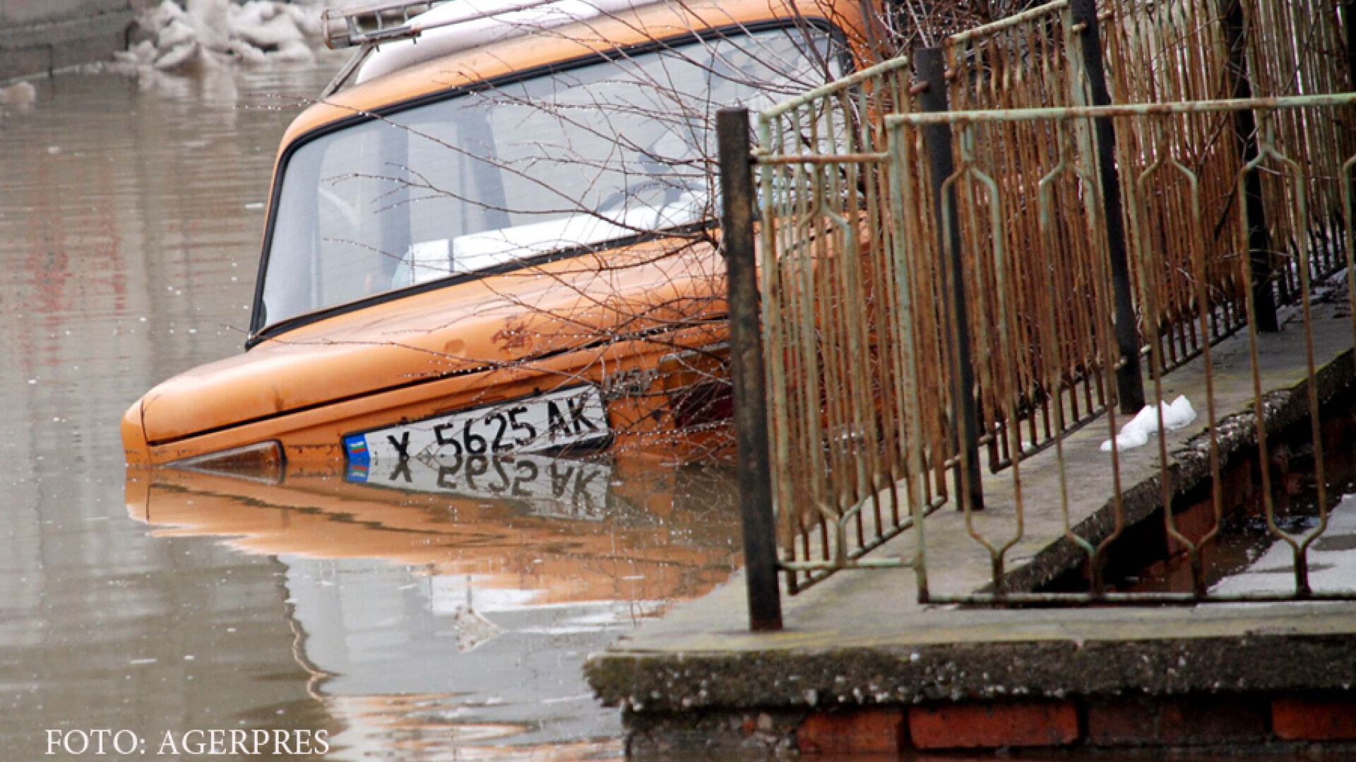 masina cu numar de Bulgaria scufundata in apa