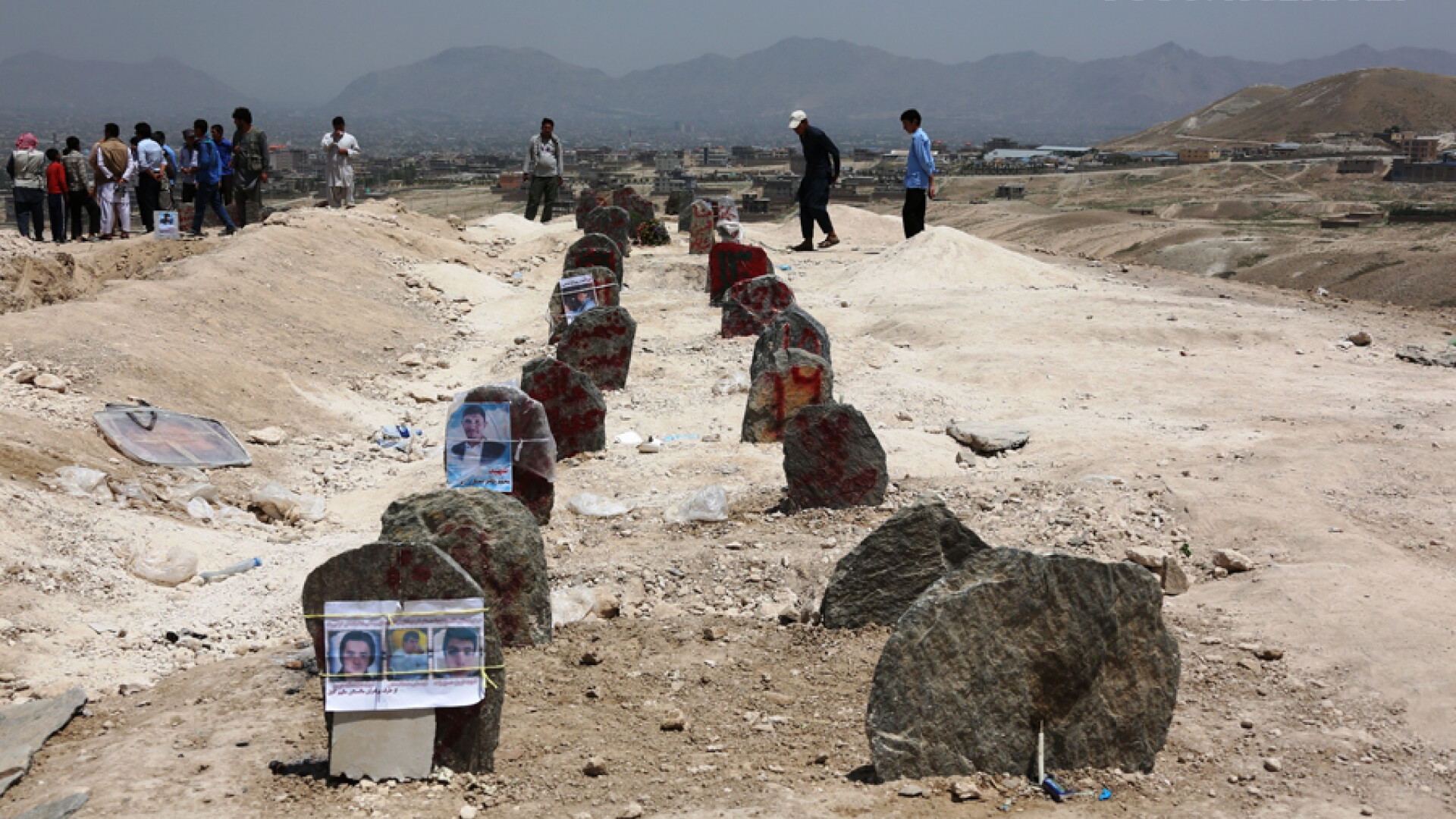 Mormintele victimelor atentatului sinucigas din Kabul, care a facut cel putin 80 de morti