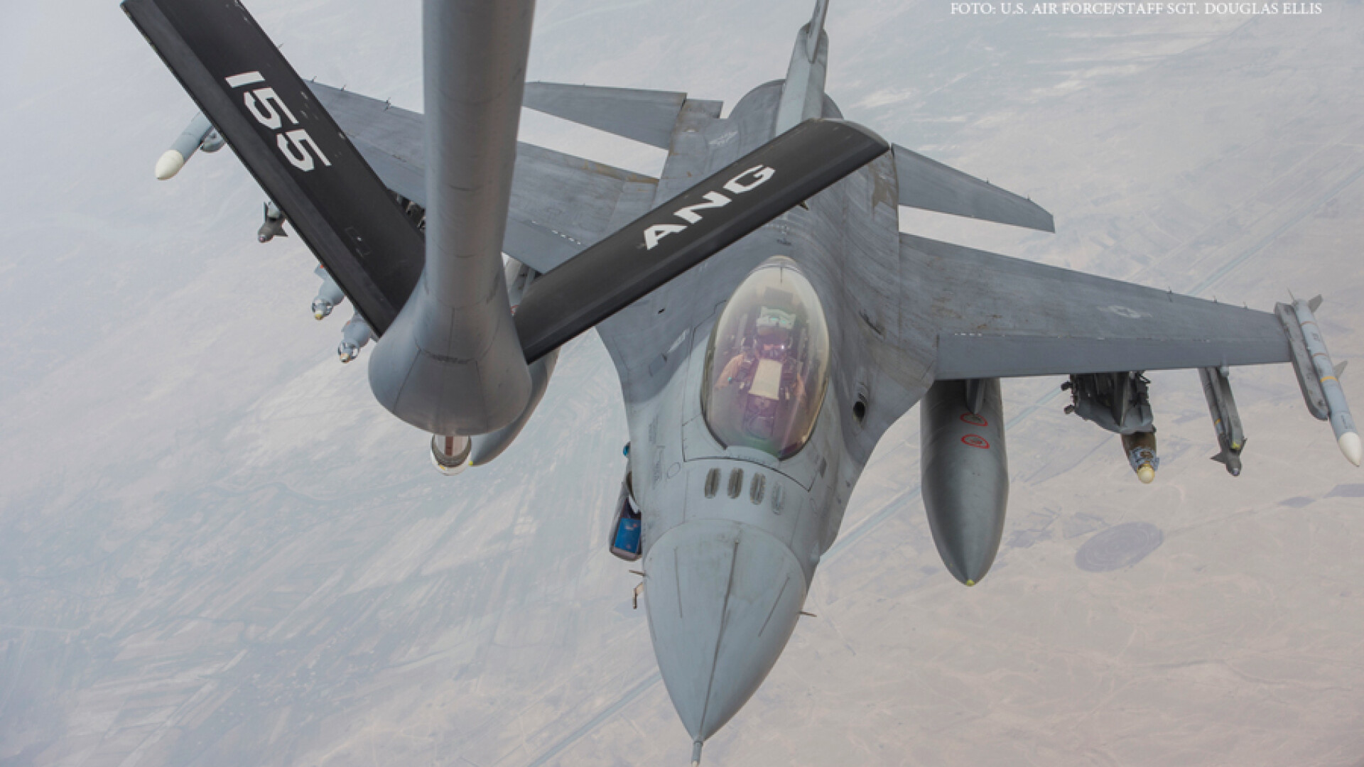 avion american F-16 Fighting Falcon vine la alimentare