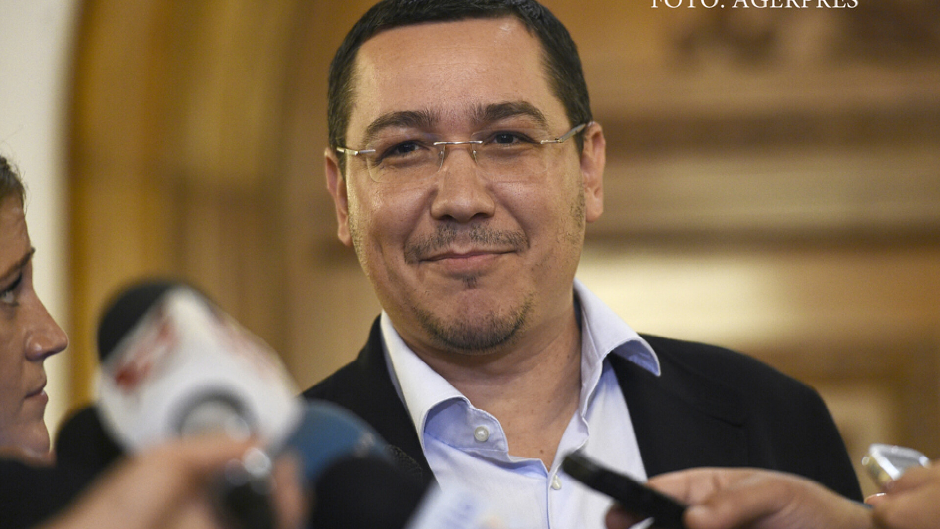 Victor Ponta sustine o declaratie de presa inaintea inceperii sedintei Comitetului Executiv National al Partidului Social Democrat (PSD), la Palatul Parlamentului.