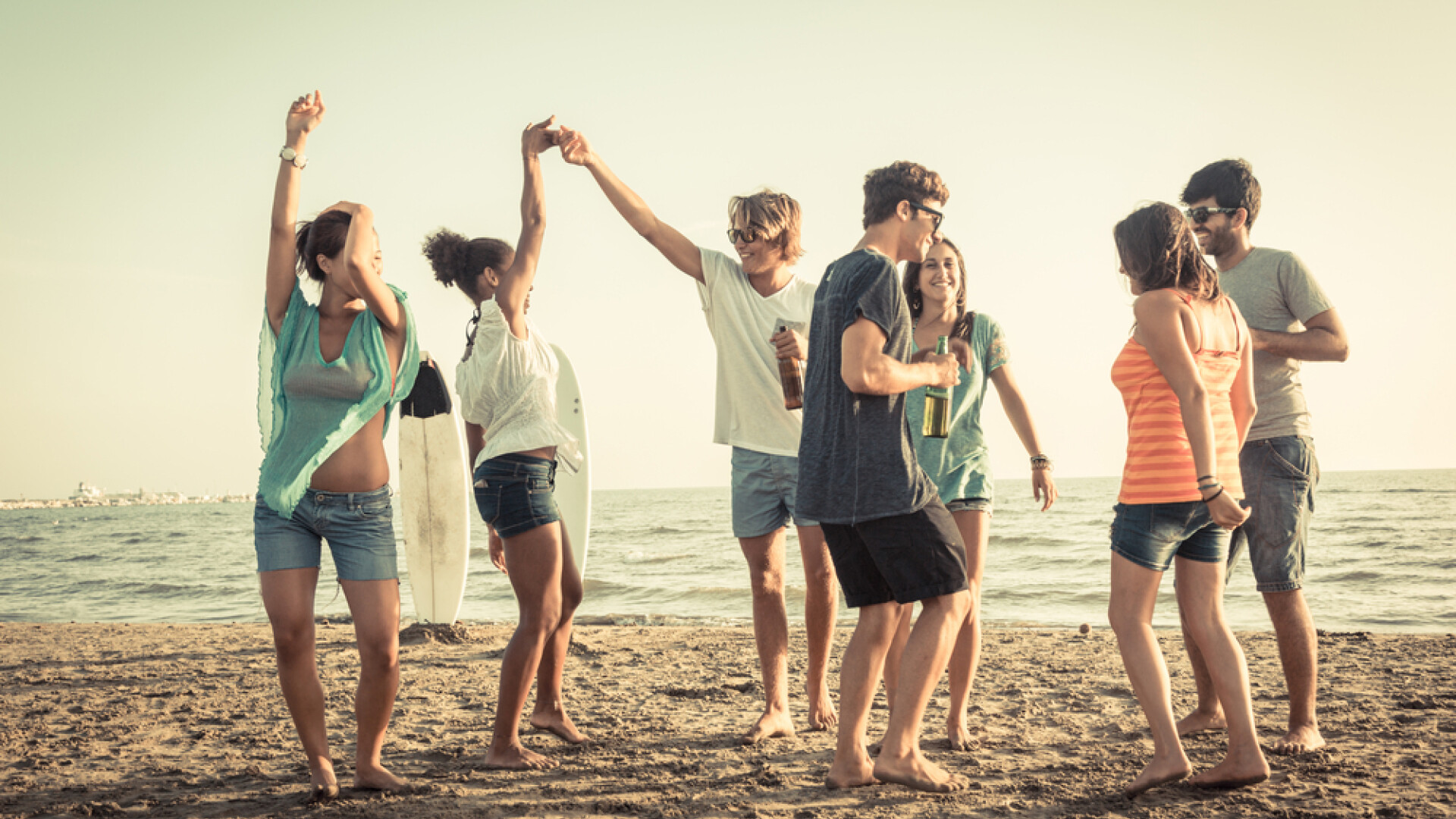 We Like Weekends. Dansezi pe plaja si vezi filme in aer liber. Cum poti sa te mai distrezi intre 29 si 31 iulie 2016