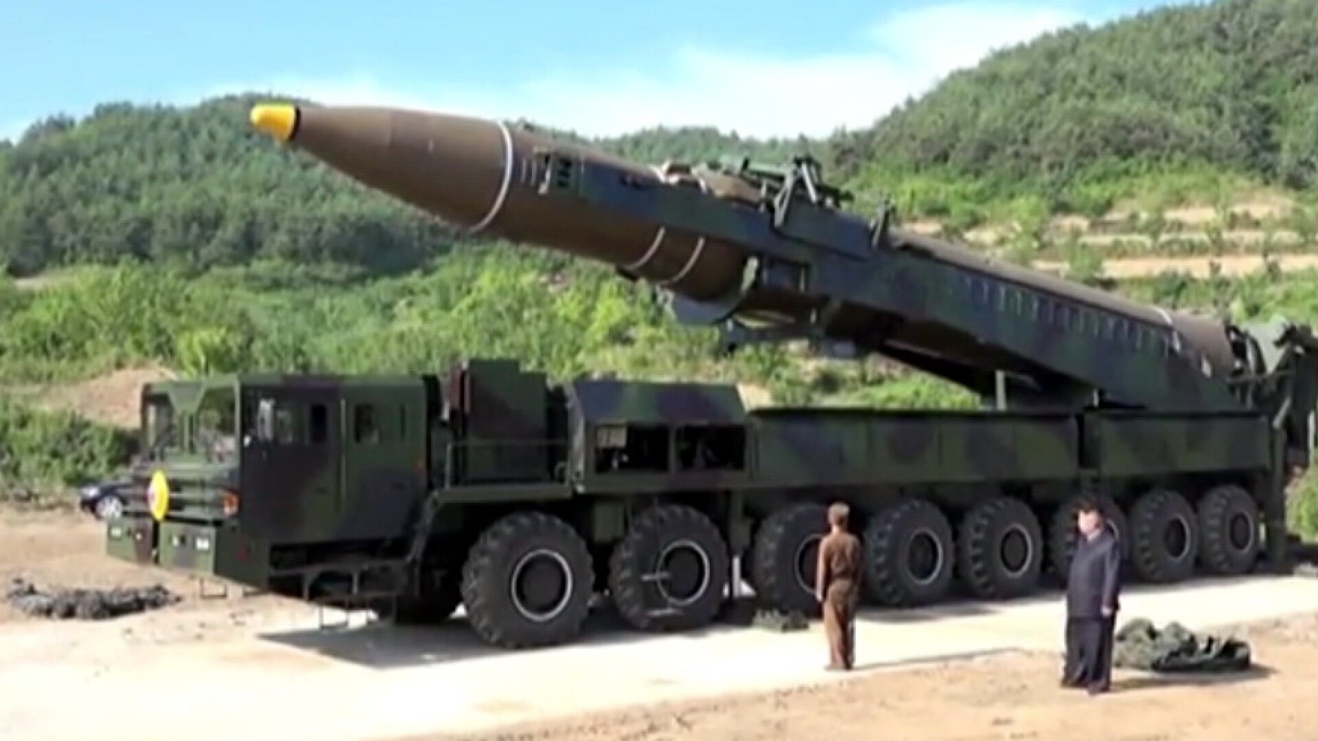 Kim Jong-Un langa racheta