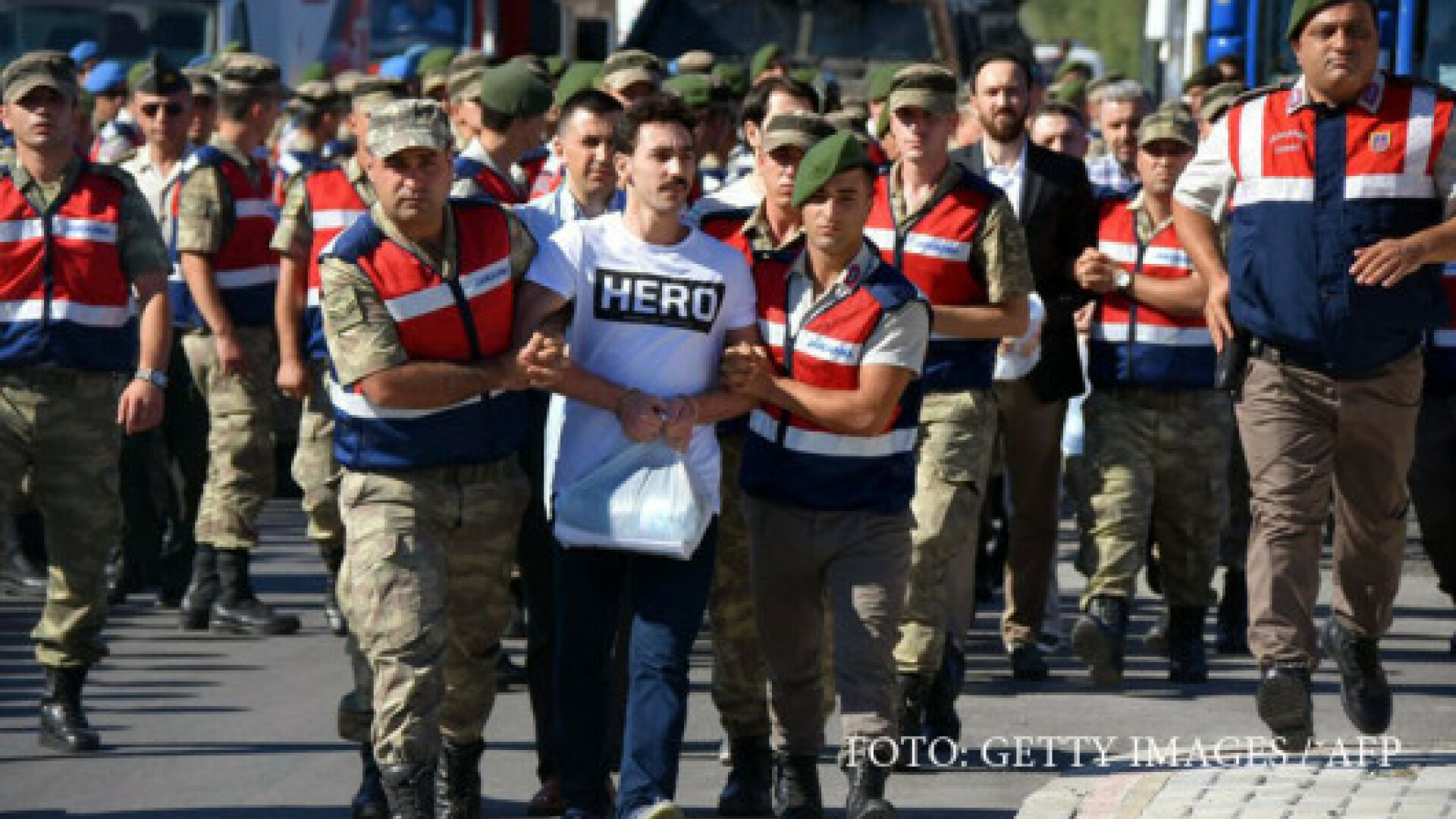 Zeci de turci arestati din cauza purtarii unui tricou