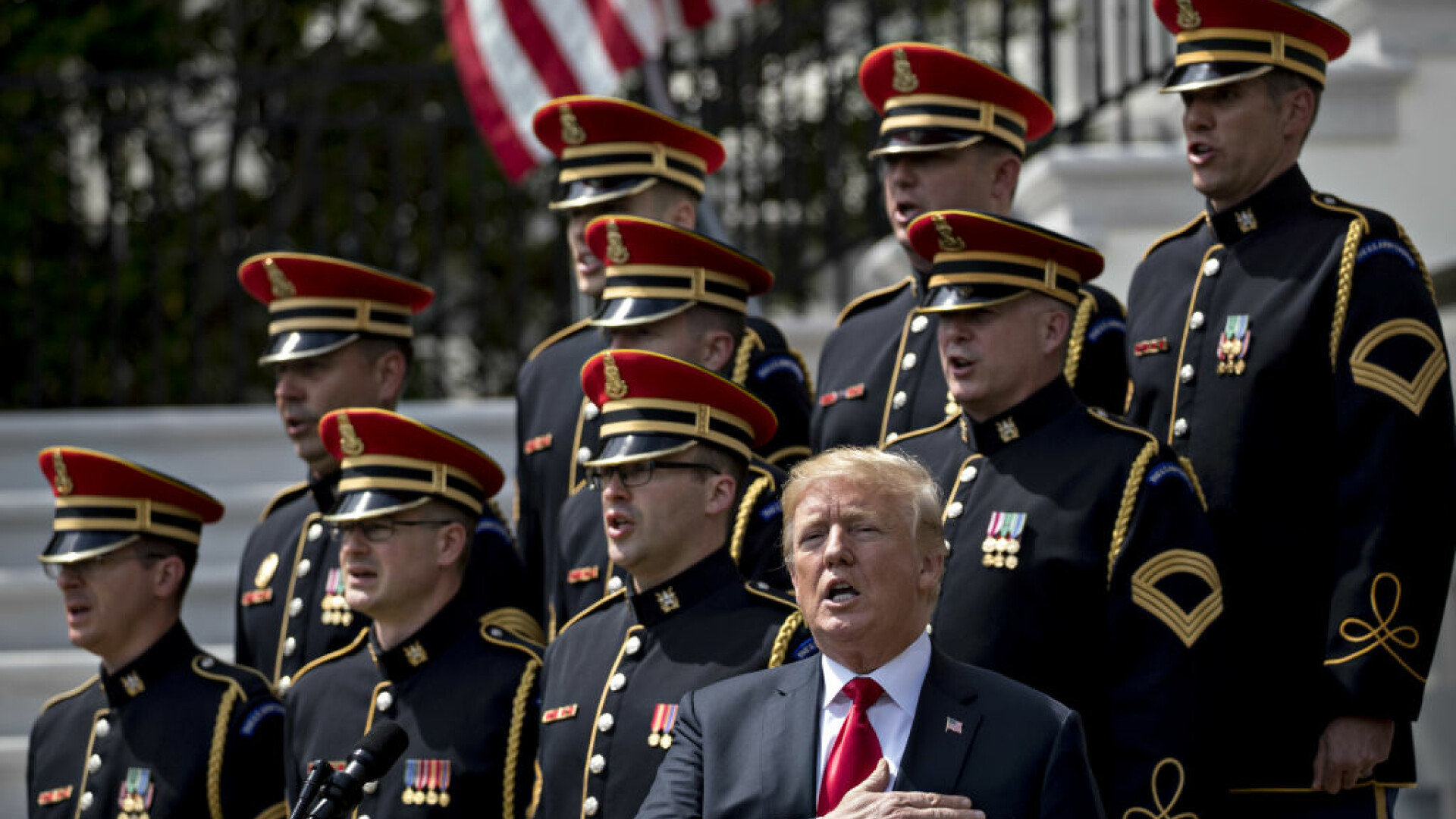 Donald Trump si soldati