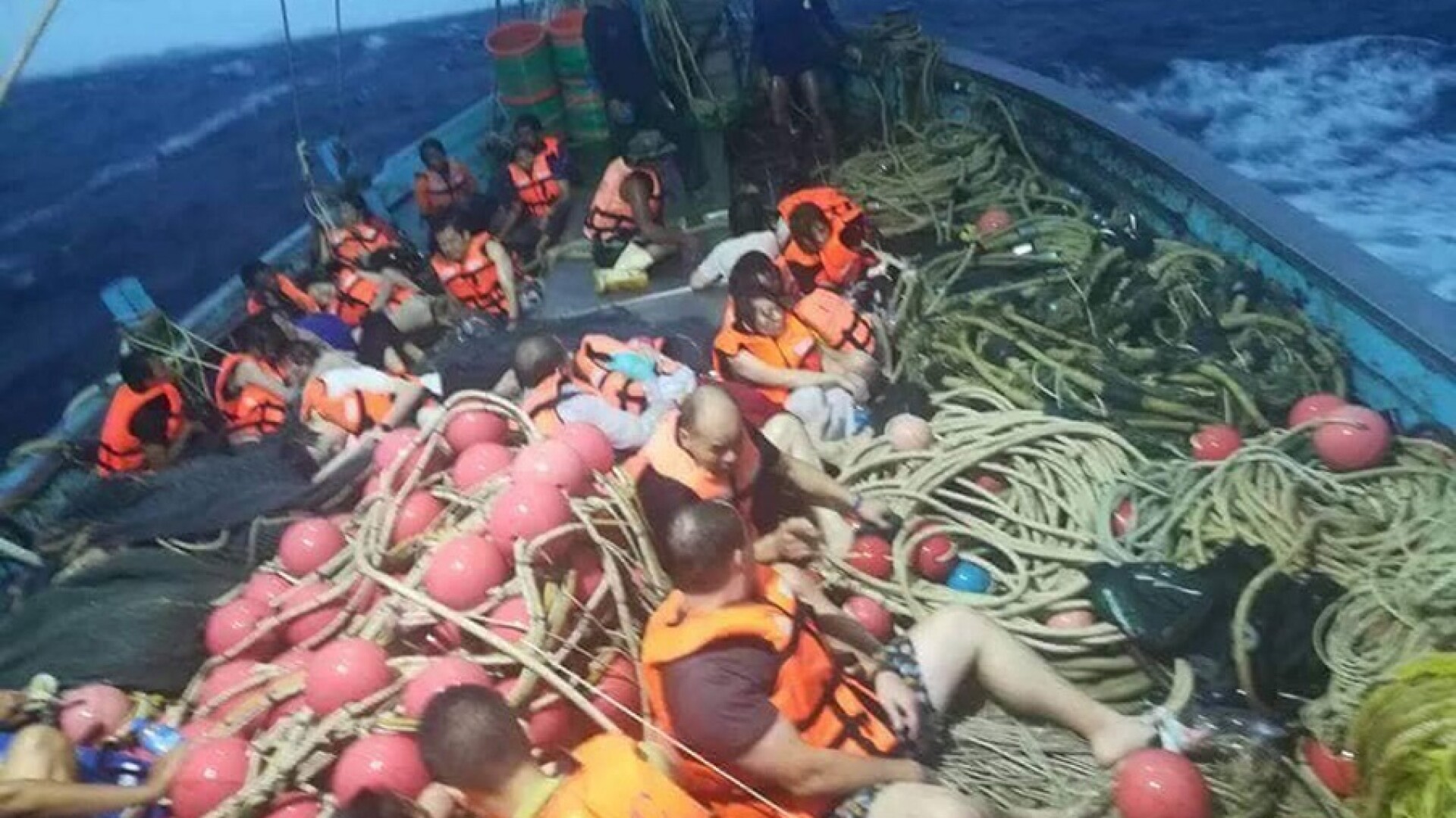 8 morţi şi zeci de dispăruţi, după ce o navă cu turişti s-a scufundat în Thailanda