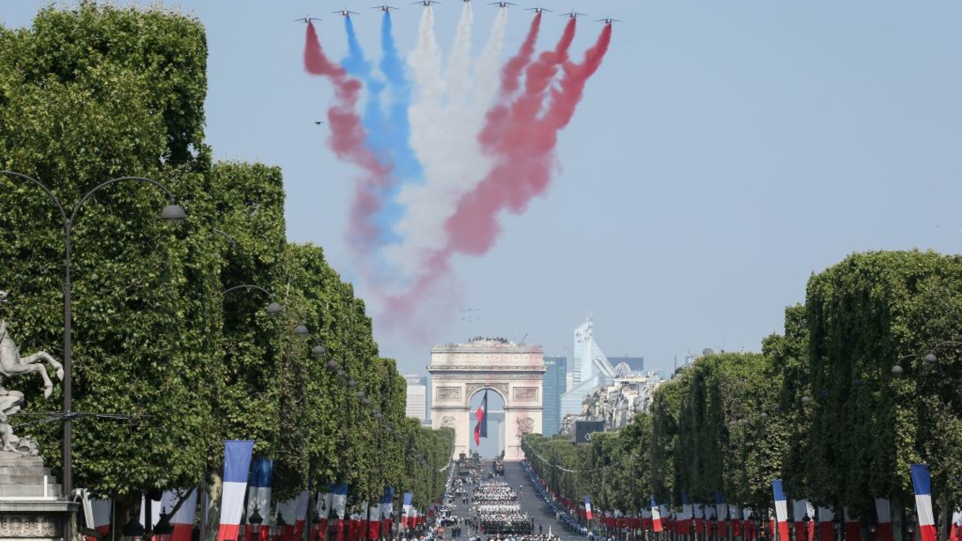 Paradă impresionantă, la Paris, de Ziua Franței