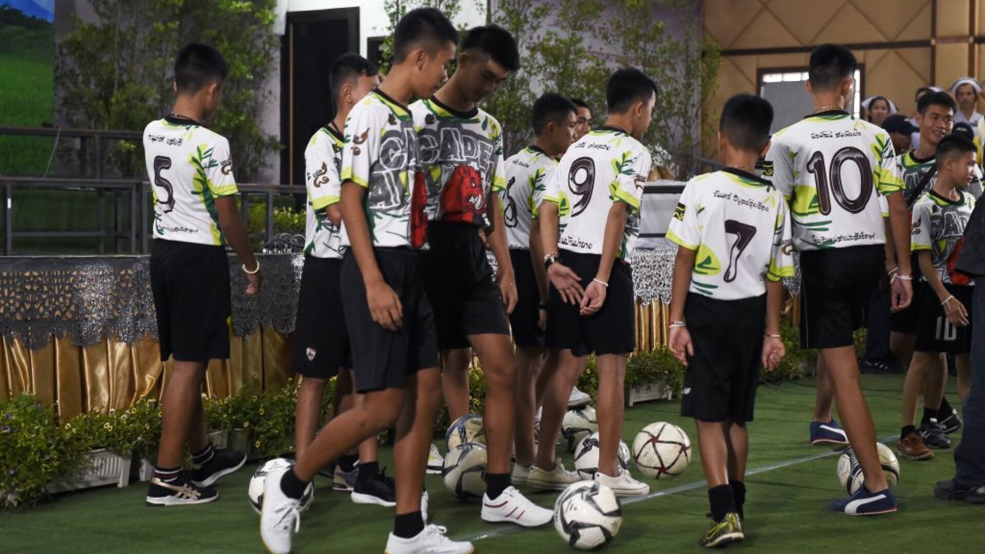 Cei 12 băieți salvați din peștera din Thailanda, din nou pe terenul de fotbal