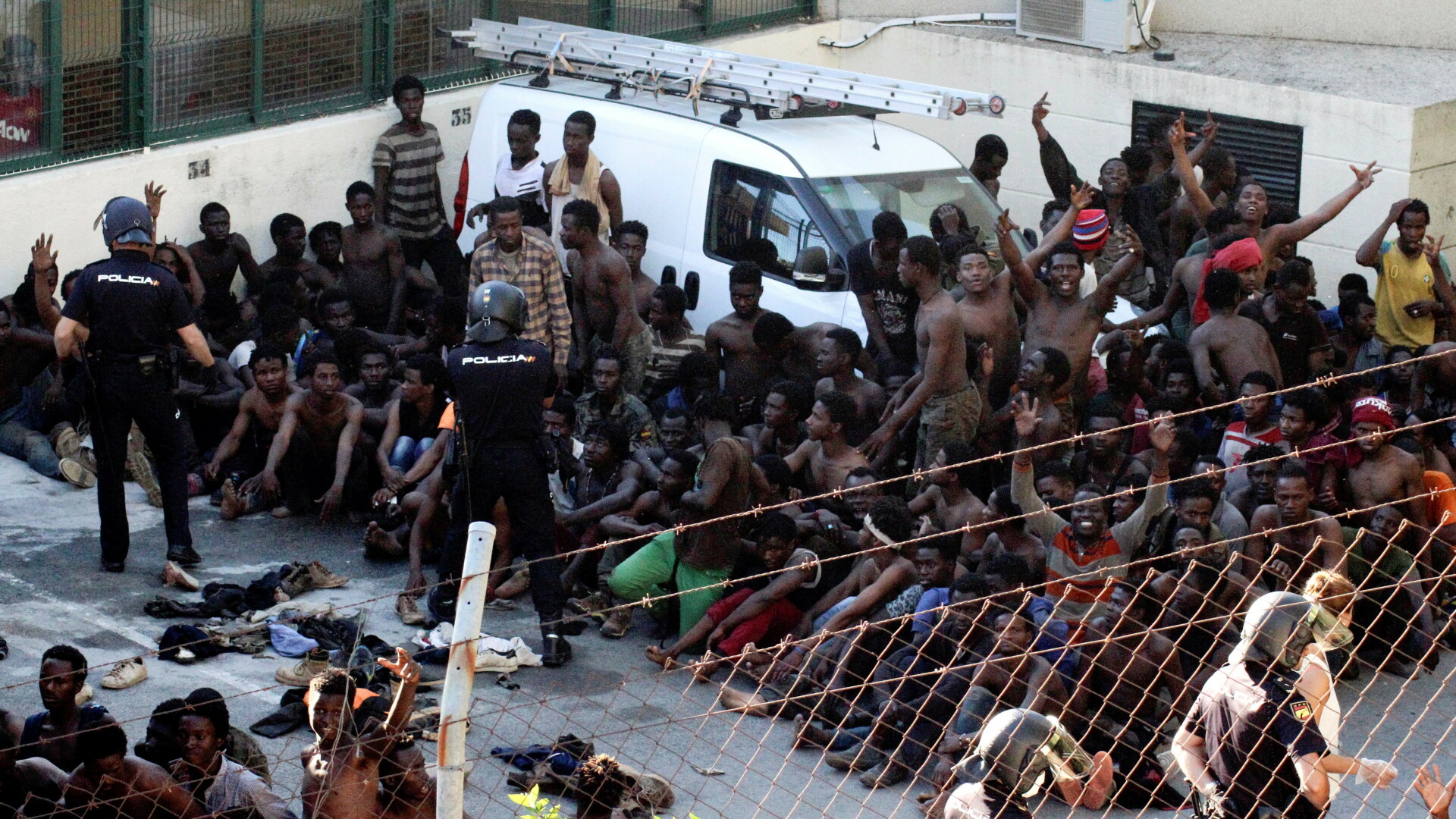 600 de migranți au încercat să intre cu forța în enclava spaniolă Ceuta