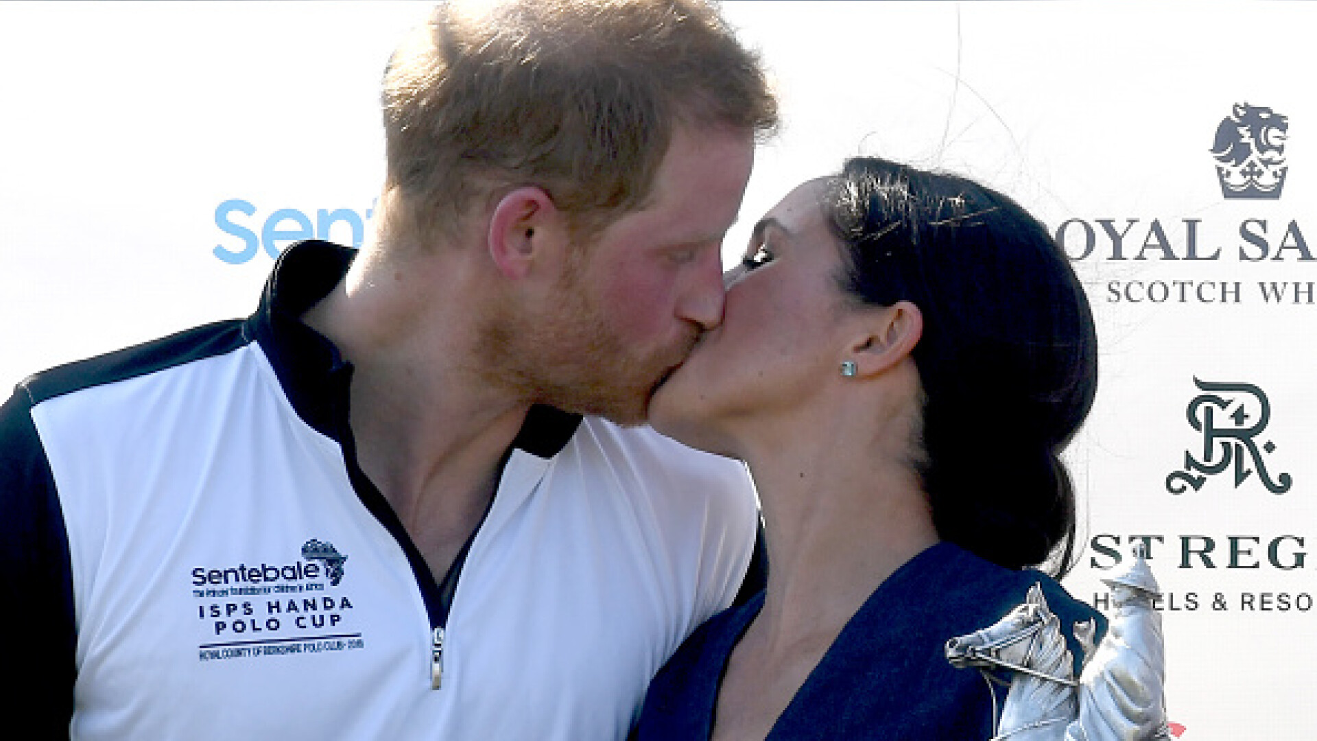 Meghan Markle îl sărută pe Prințul Harry în public, după un meci de polo