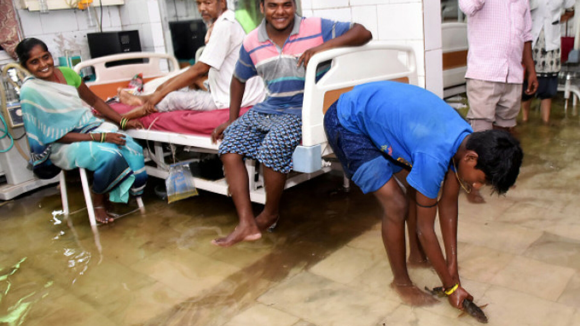 Spital din India, invadat de pești în urma unui muson