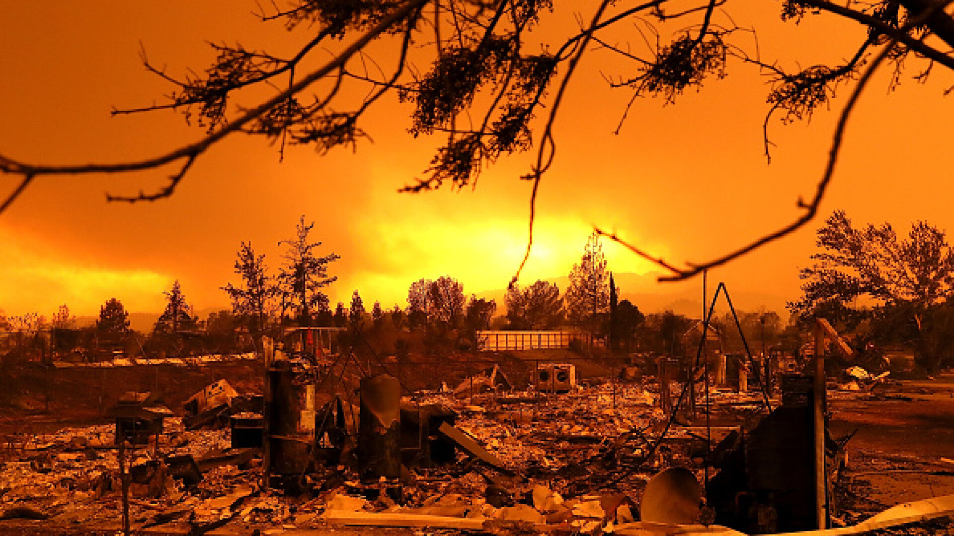 Casă distrusă de incendiile puternice de vegetație din California
