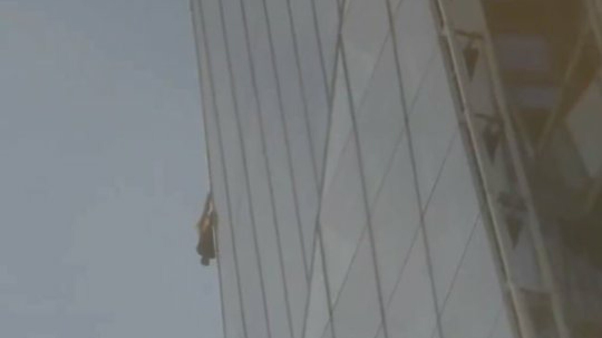 Un tânăr a escaladat fără echipament cea mai înaltă clădire din Londra