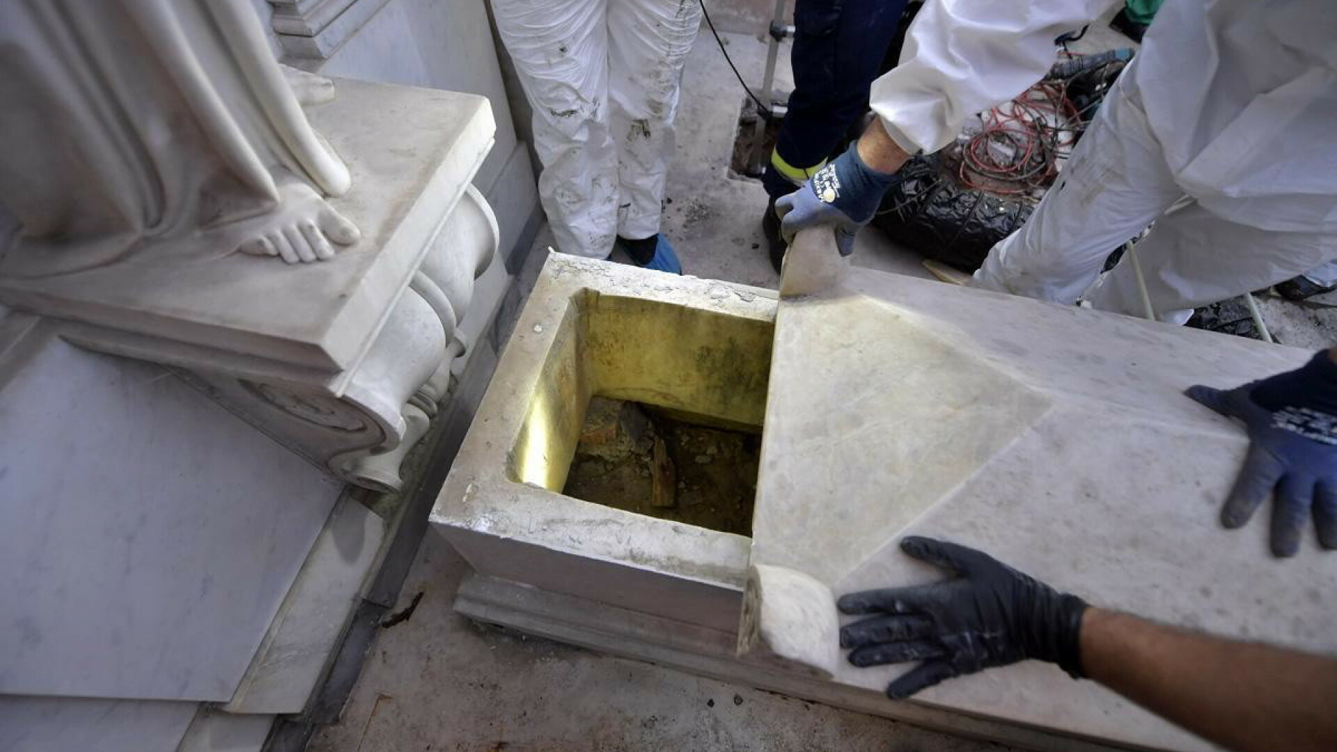 Vaticanul a deschis două morminte - 8