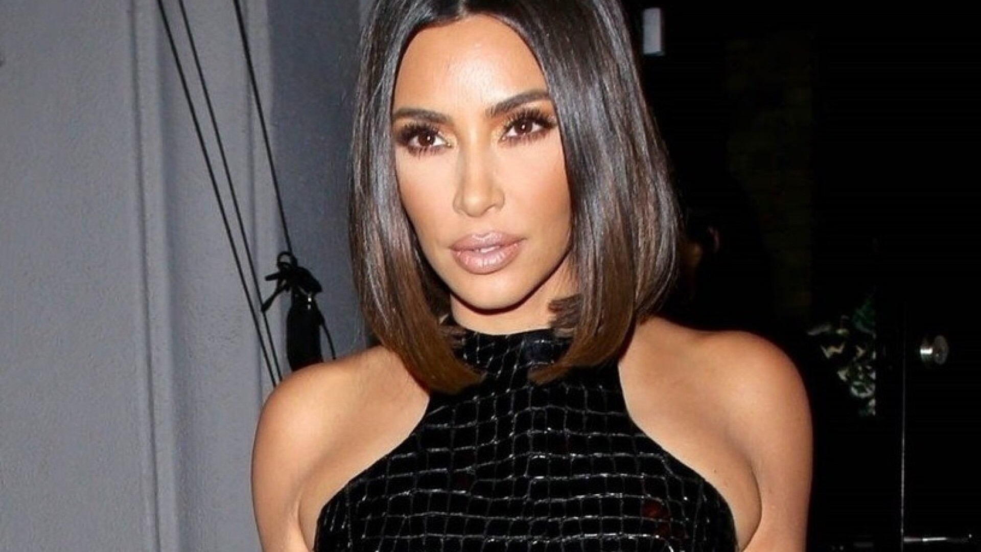 Kim Kardashian, surprinsă într-o ținută mulată, din piele de șarpe