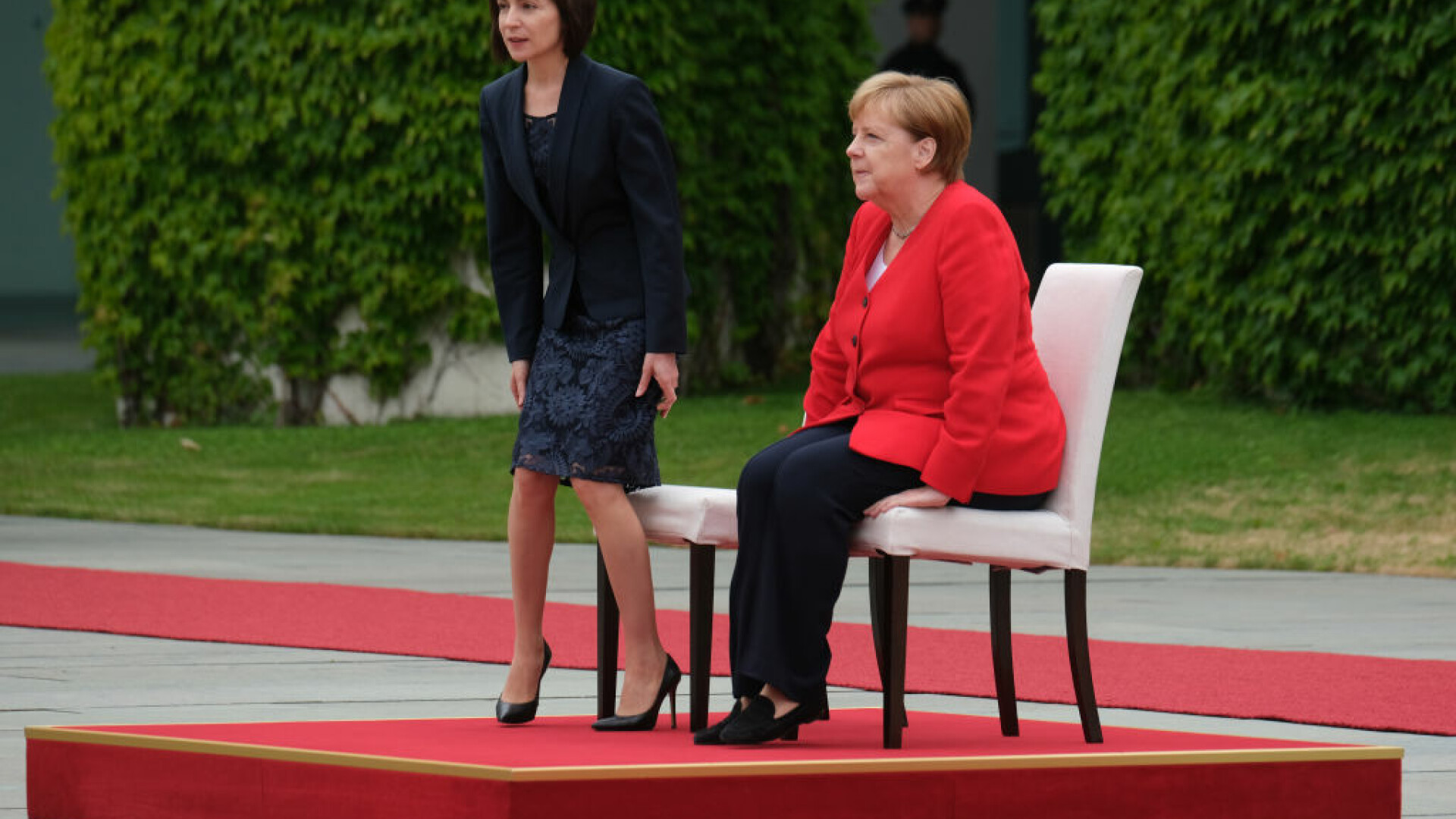 Angela Merkel a stat jos la intonarea imnurilor naţionale, la primirea Maiei Sandu