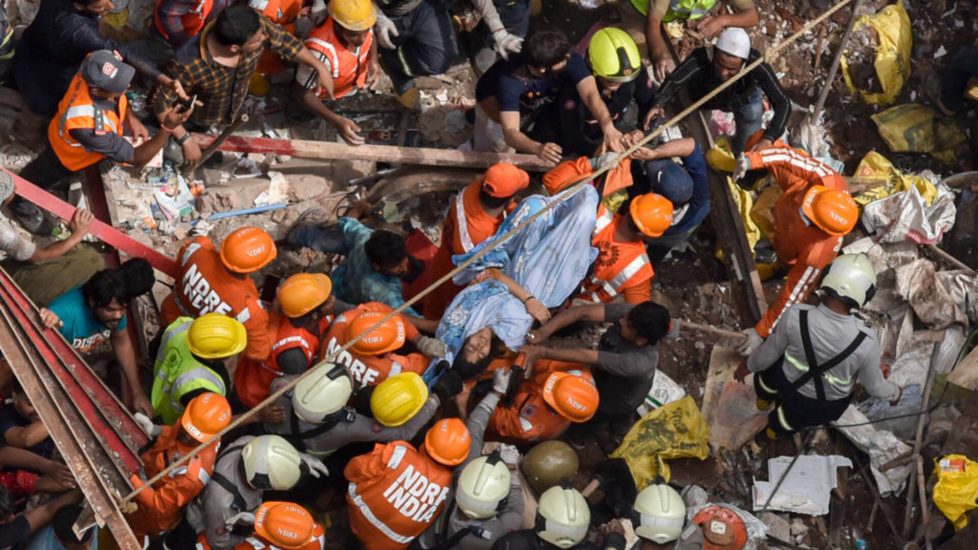 O clădire s-a prăbușit într-un cartier aglomerat din Mumbai