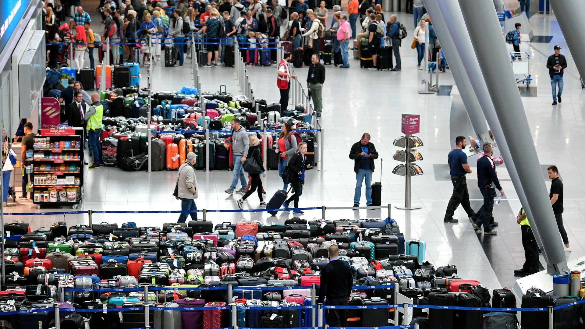 Imagini virale cu 2.500 de bagaje blocate în aeroport. Pasagerii, nevoiți să plece fără ele - 4