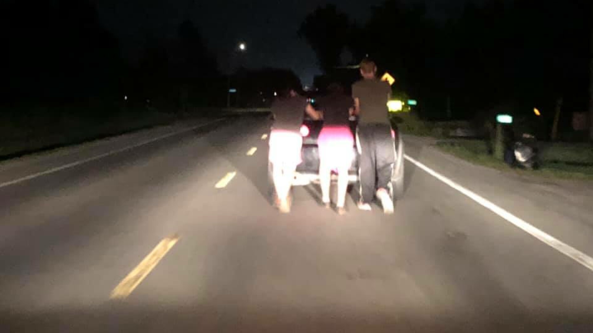 Au împins mașina stricată a unei femei, 8 kilometri