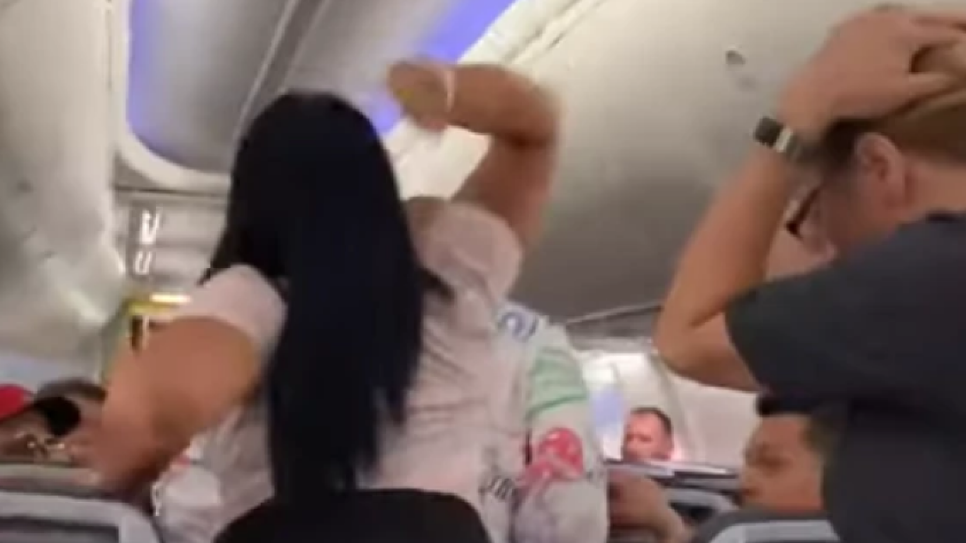 Ce a făcut o tânără când a observat că iubitul ei ”se uită la o altă femeie” în avion