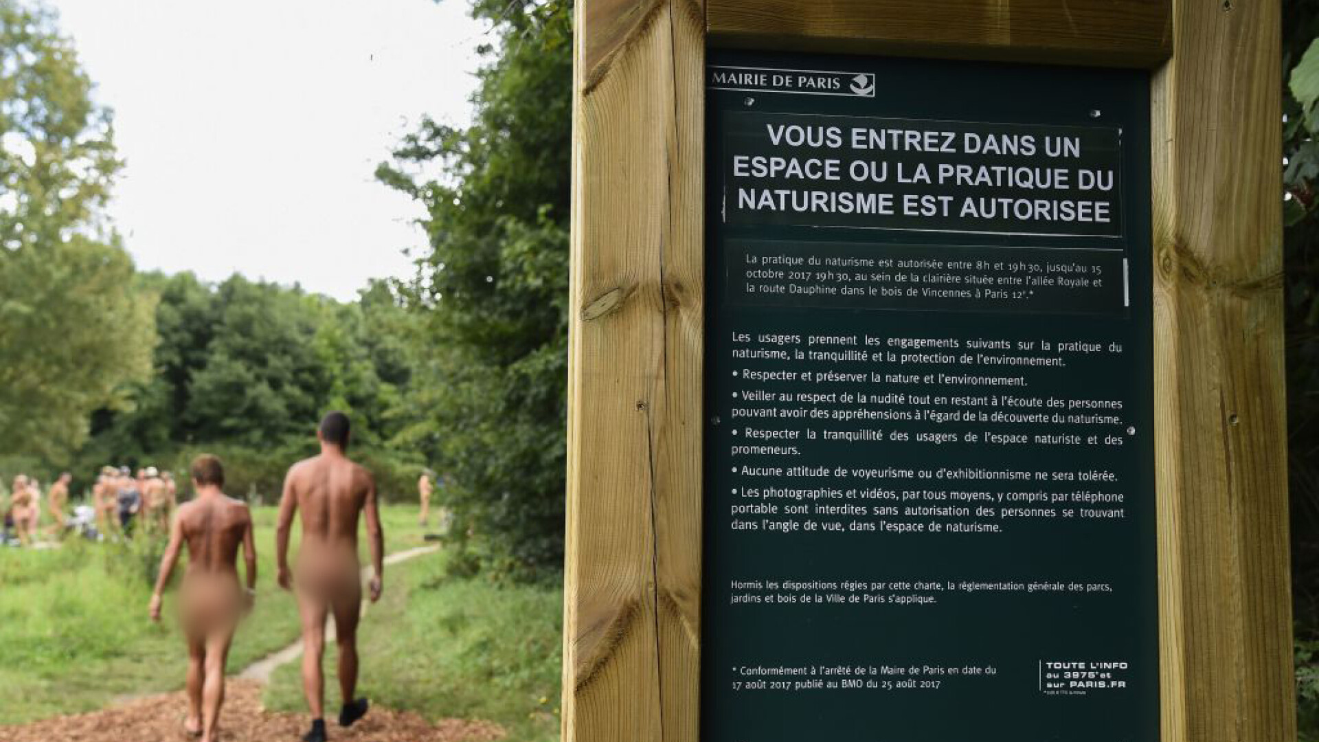 Nudisti intr-un parc din Paris - 4