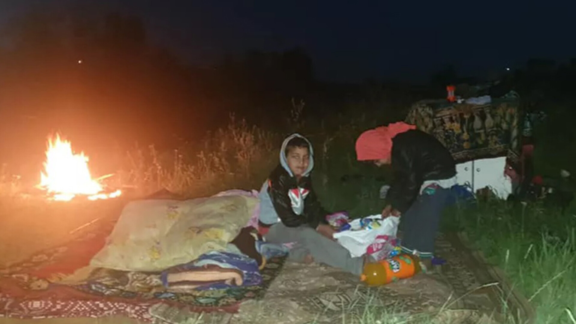 Patru copii, lăsați de DGASPC Iași să doarmă pe câmp, sub cerul liber. Răspunsul incredibil al autorităților