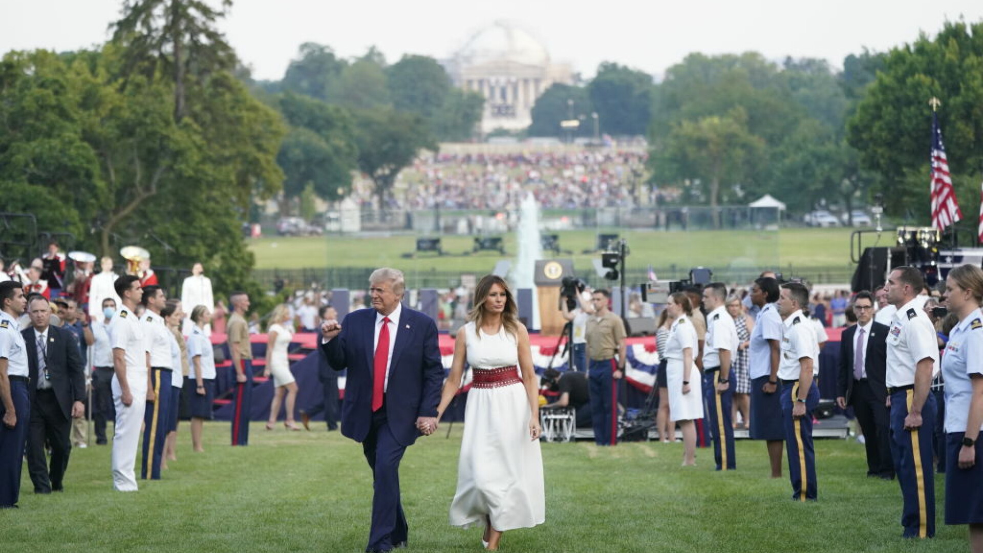 Președintele Donald Trump împreună cu soția sa, cu ocazia sărbătoririi Zilei Independenței